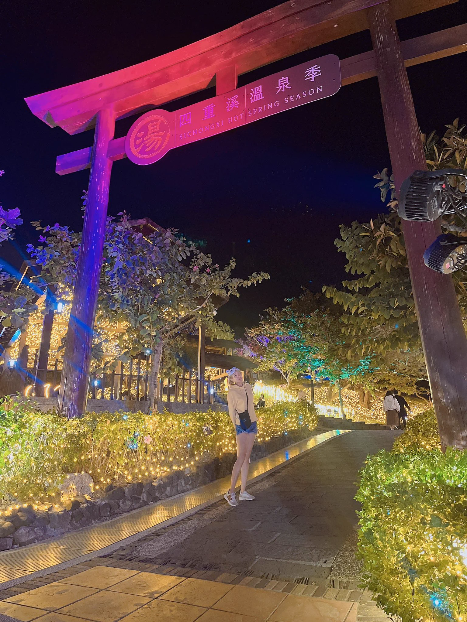 來四重溪一定要來看看超美的地方，建議晚上再來，會開燈整個氣氛超美，還可以泡免費溫泉泡腳記得帶毛巾擦腳唷！#四重溪溫泉♨️ https://t.co/VHJLWB2VJz