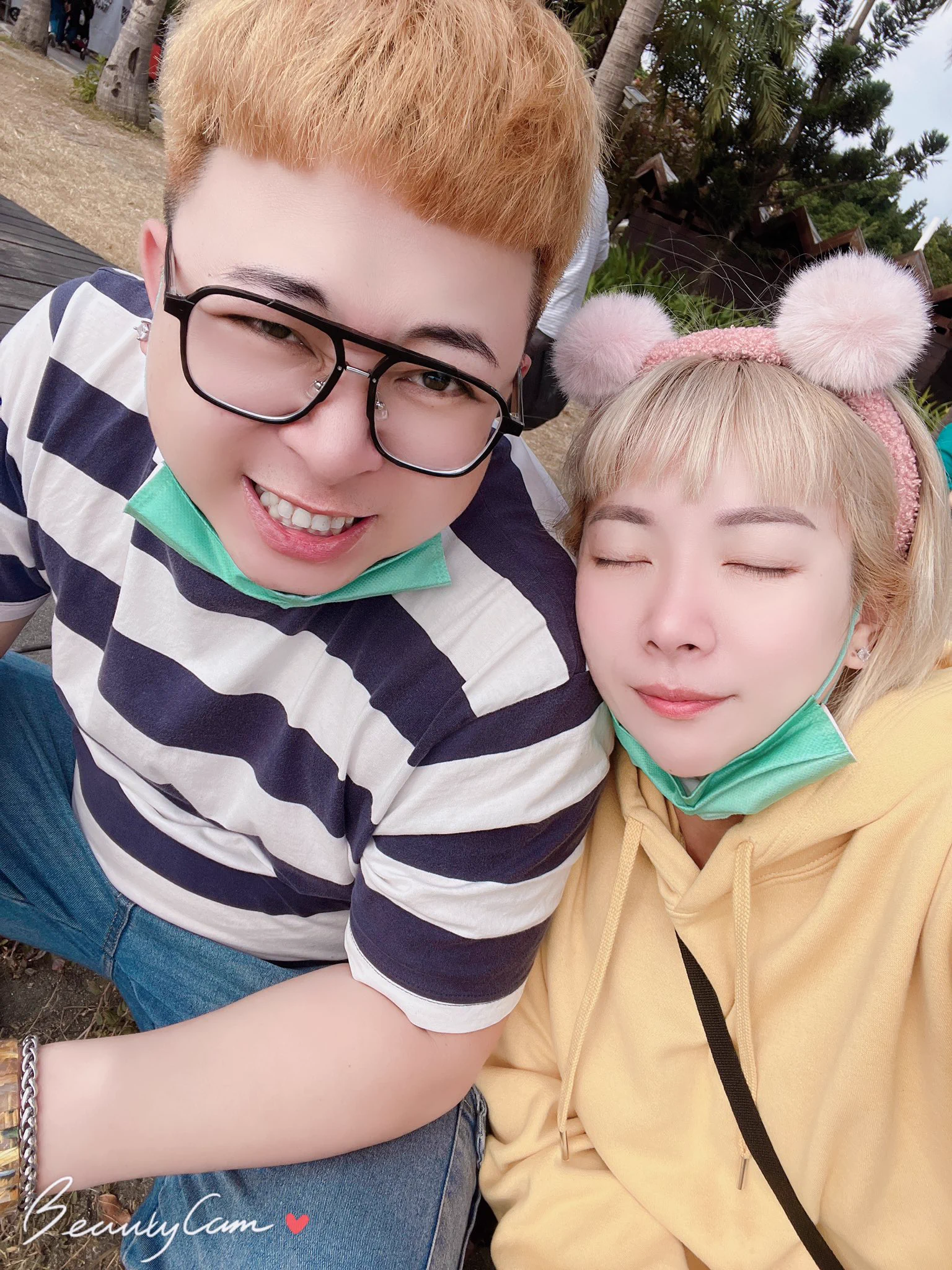 我與我愛的男人超開心結束去年最後一秒，新的一年在一起第一秒也祝大家新年快樂Happy New year…. https://t.co/a6k6OyH0k4