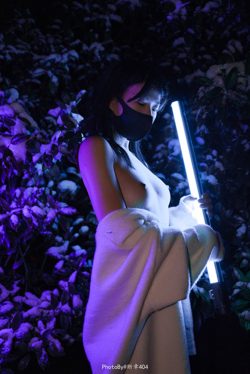 大半夜被熊崽拖出去
拍了今年杭州的第一场雪
出镜： @xiongzaizai0018 
摄影 @duanzhang404 
抄送： @Fengsiyuan 
@tbzt3623 https://t.co/ukAlBgRGDo