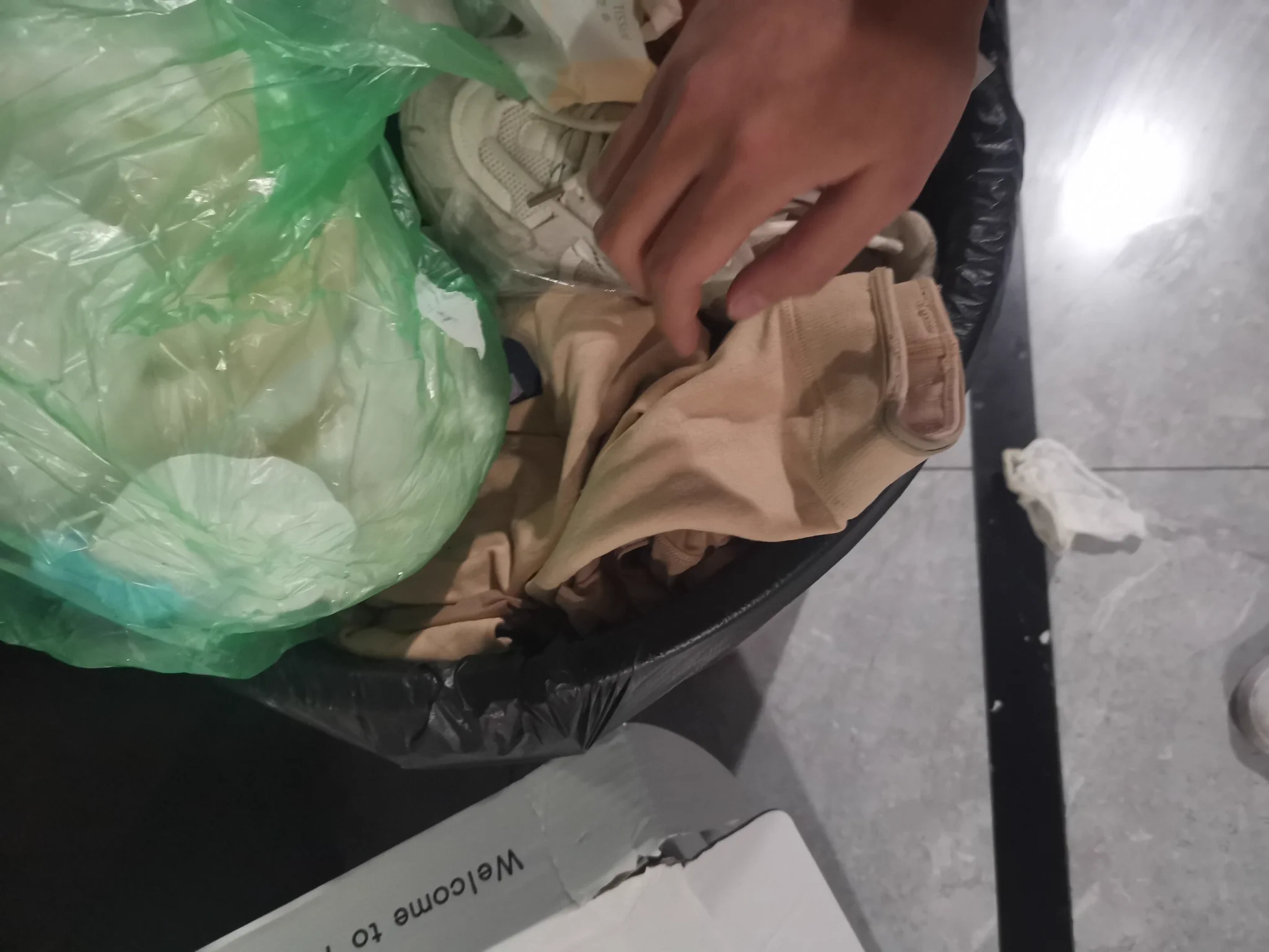 一双薄肉丝一双斑点白丝，有人要么？私信第一个给地址的送！顺丰到付！#扫楼 https://t.co/7uDlEywssu