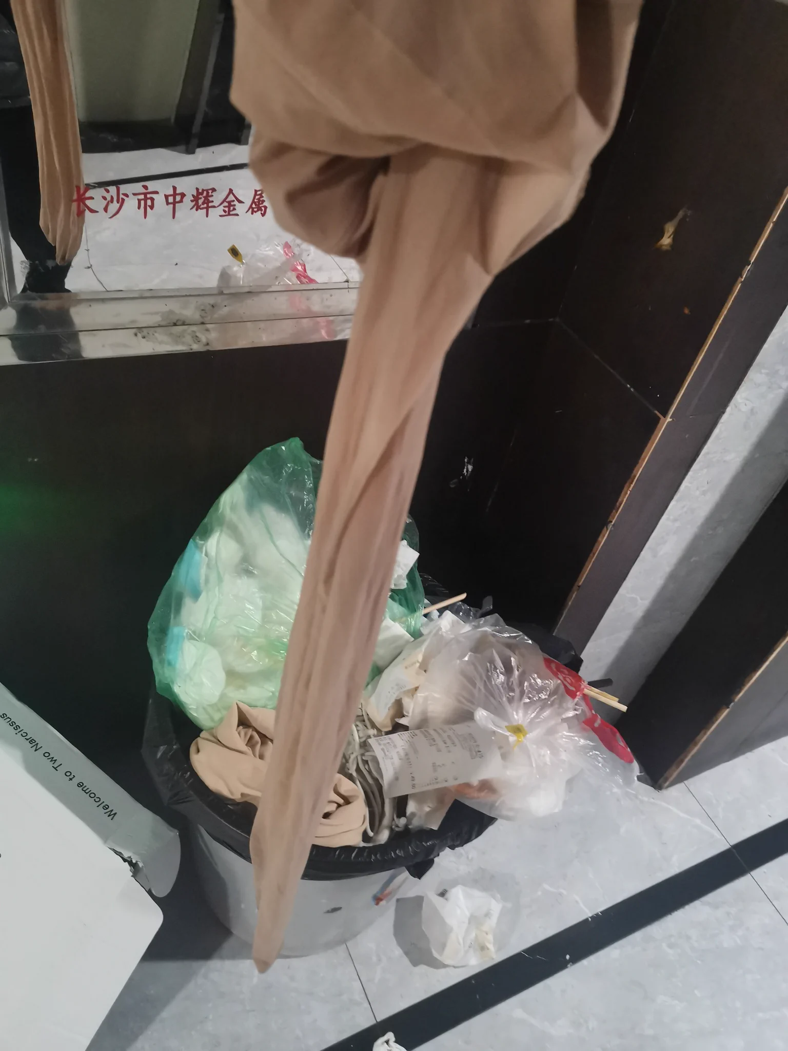 一双薄肉丝一双斑点白丝，有人要么？私信第一个给地址的送！顺丰到付！#扫楼 https://t.co/7uDlEywssu