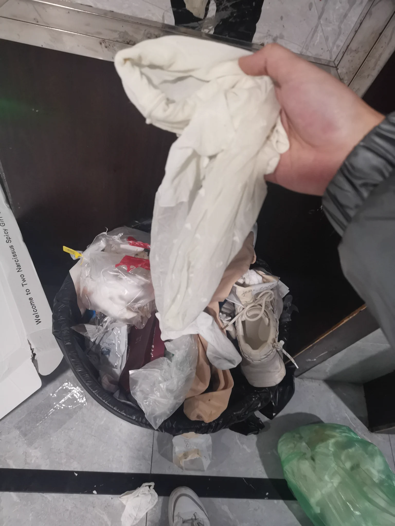一双薄肉丝一双斑点白丝，有人要么？私信第一个给地址的送！顺丰到付！#扫楼 https://t.co/7uDlEywssu
