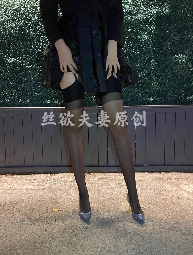 骚妻穿这种丝袜走在人群中，每走一步都能露出吊带袜边！风一吹无内大屁股尽显春光！被好几个社会青年尾随一直到上车才离开，可能他们也想品尝一下这样的美人妻 https://t.co/Z7qD0AJSVr