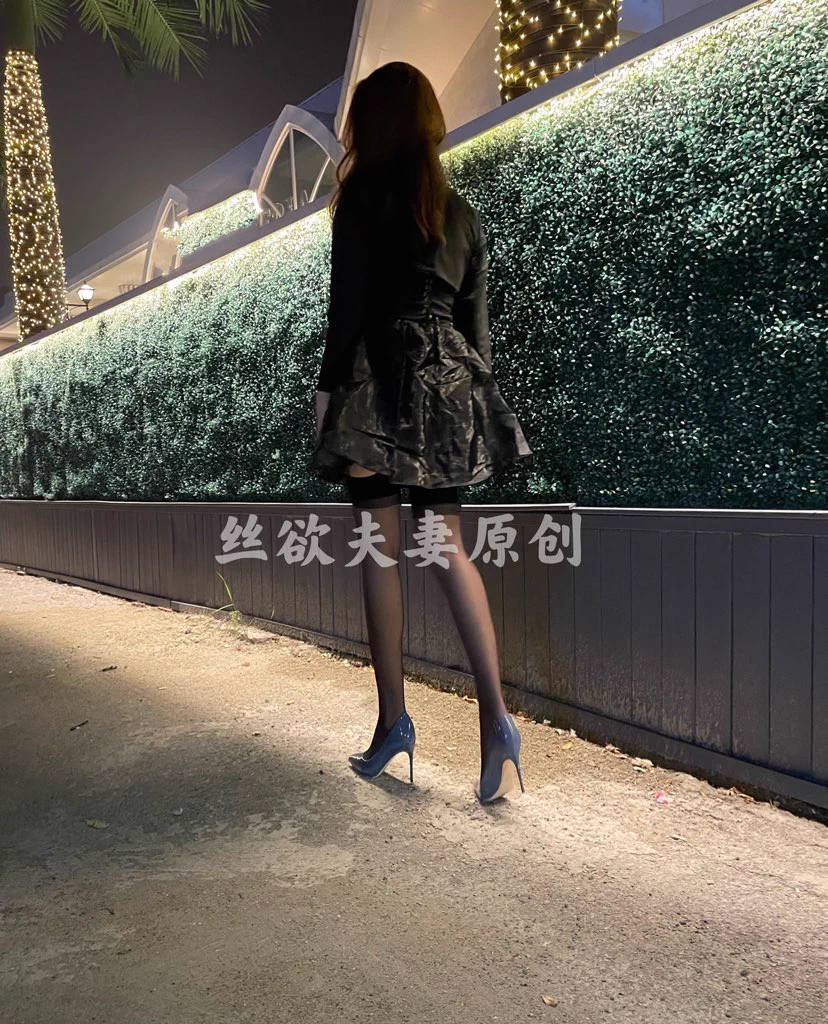 骚妻穿这种丝袜走在人群中，每走一步都能露出吊带袜边！风一吹无内大屁股尽显春光！被好几个社会青年尾随一直到上车才离开，可能他们也想品尝一下这样的美人妻 https://t.co/Z7qD0AJSVr