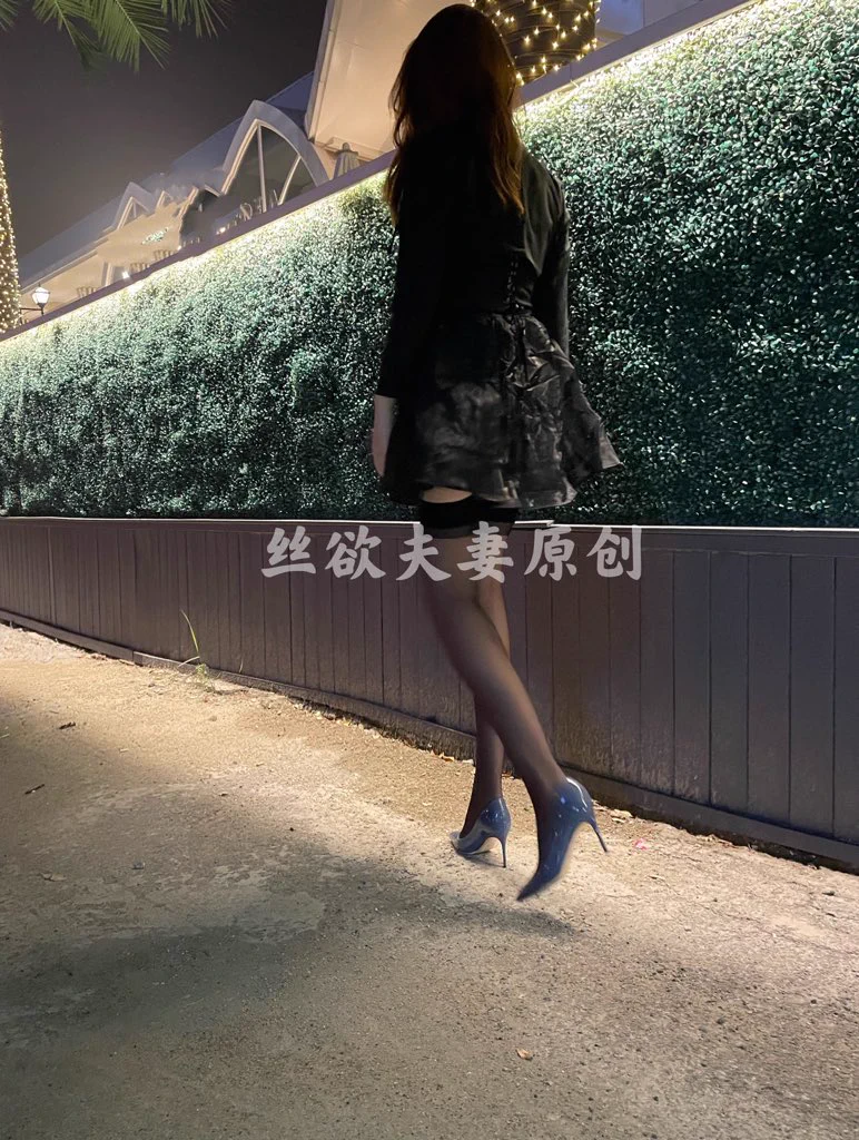 骚妻穿这种丝袜走在人群中，每走一步都能露出吊带袜边！风一吹无内大屁股尽显春光！被好几个社会青年尾随一直到上车才离开，可能他们也想品尝一下这样的美人妻 https://t.co/Z7qD0AJSVr