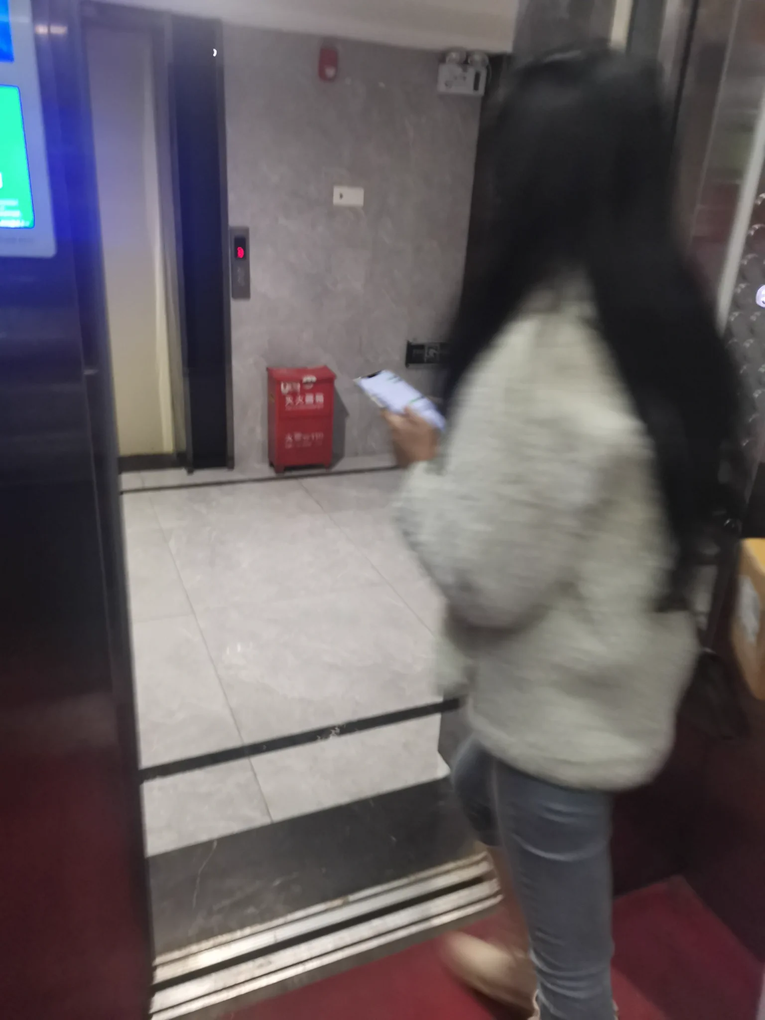 170大长腿的现脱白色长靴，妹子长得很漂亮，我跟着进电梯的时候还瞟了我一眼。靴子味道也很正，味道有点偏臭，妹子脚出了很多汗整个前掌都湿了，站在门口鞋架疯狂吸着靴子里的味道。中间妹子还把门反锁了，响声吓我一跳！#扫楼 https://t.co/hRItiGwh6r