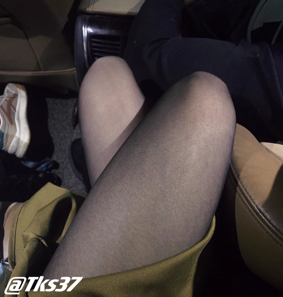 酒友群出动，坐在商务车中间两座的男生都是腼腆型，突发奇想，借着聊天的体会向前靠，车辆转弯的时候，腿就会靠在他们手臂上，两个男生大气都不敢喘，遂冷场，晚上喝酒的时候总是在偷瞄我，当然，不用问我，他们没有任何机会。 https://t.co/MA1KWi4UJA