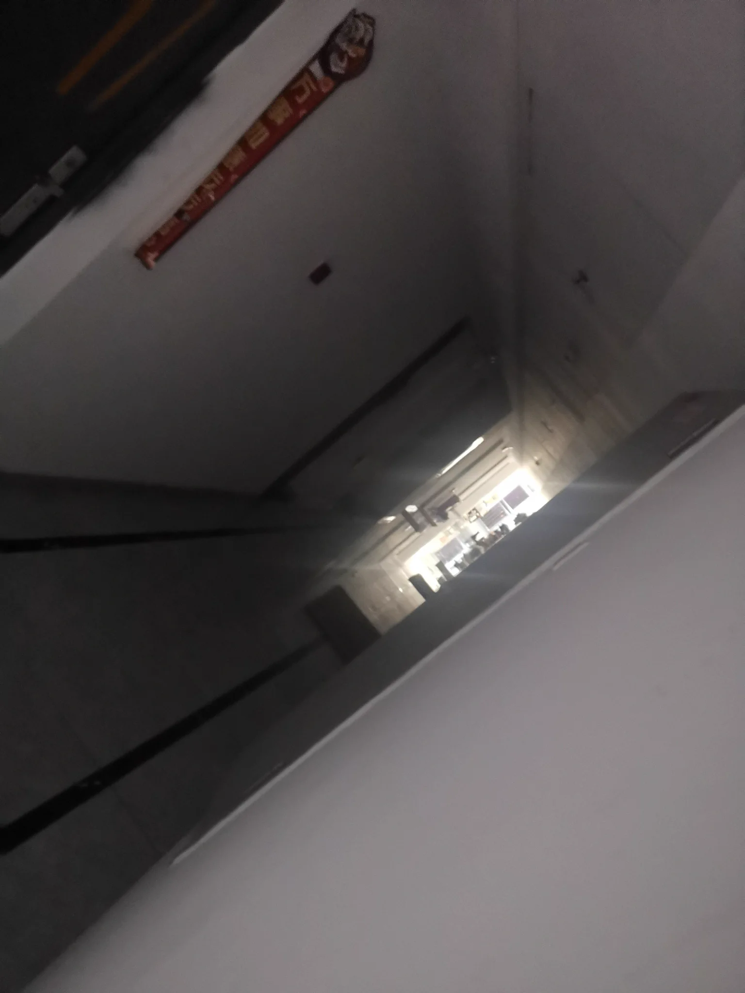 又来蹲白色长靴小姐姐，结果等到11点还没回来，正好碰上斜对面两个女的回来，鞋脱外面了，虽然是现脱，鞋子里面也是热的，但是都没什么味道。那双尖头高跟真的骚，在电梯厅还听见鞋主跟女伴说虽然穿了高跟鞋但是一点都不觉得累！#扫楼 https://t.co/3eP4X1EXpb