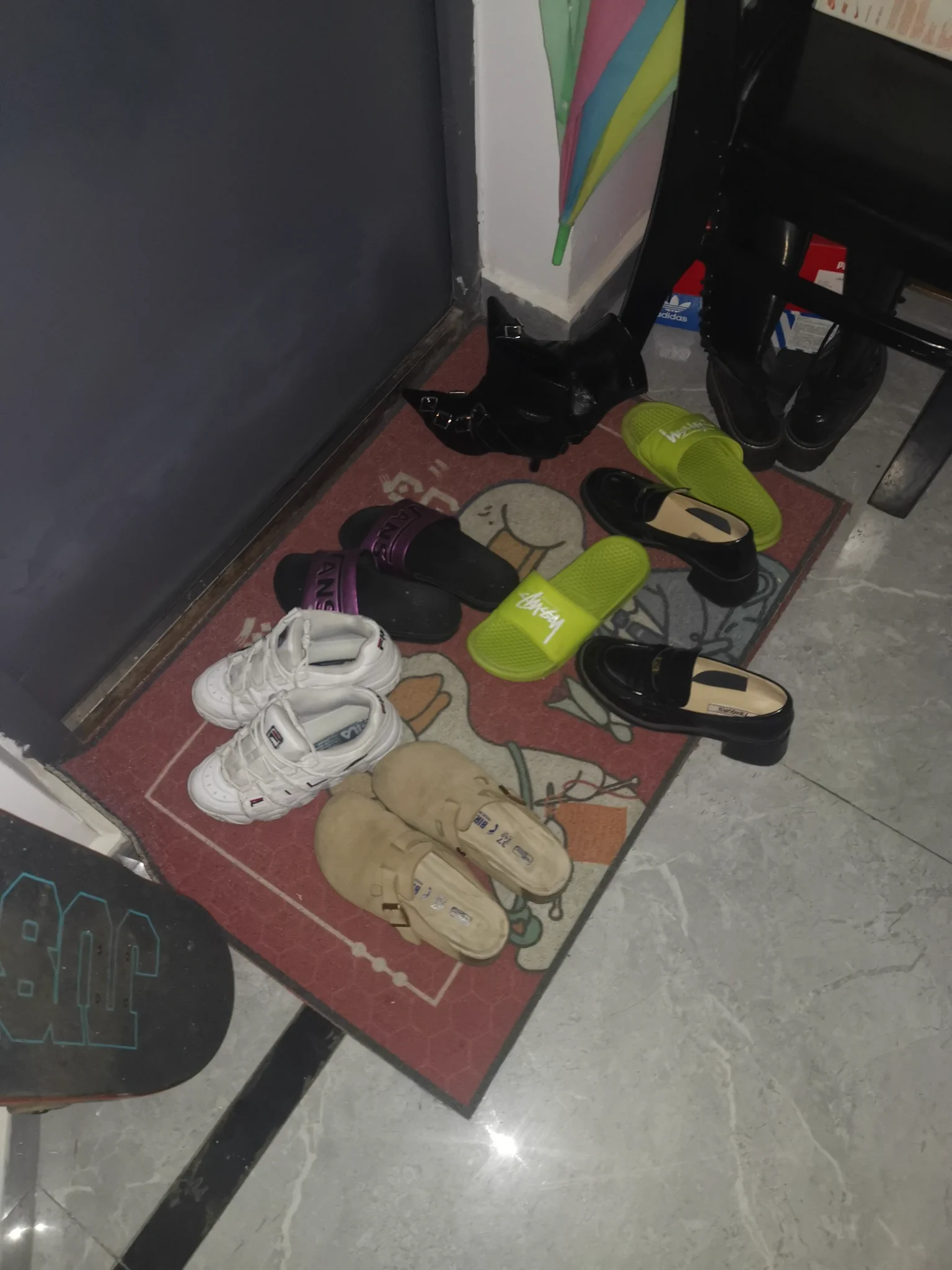 又来蹲白色长靴小姐姐，结果等到11点还没回来，正好碰上斜对面两个女的回来，鞋脱外面了，虽然是现脱，鞋子里面也是热的，但是都没什么味道。那双尖头高跟真的骚，在电梯厅还听见鞋主跟女伴说虽然穿了高跟鞋但是一点都不觉得累！#扫楼 https://t.co/3eP4X1EXpb