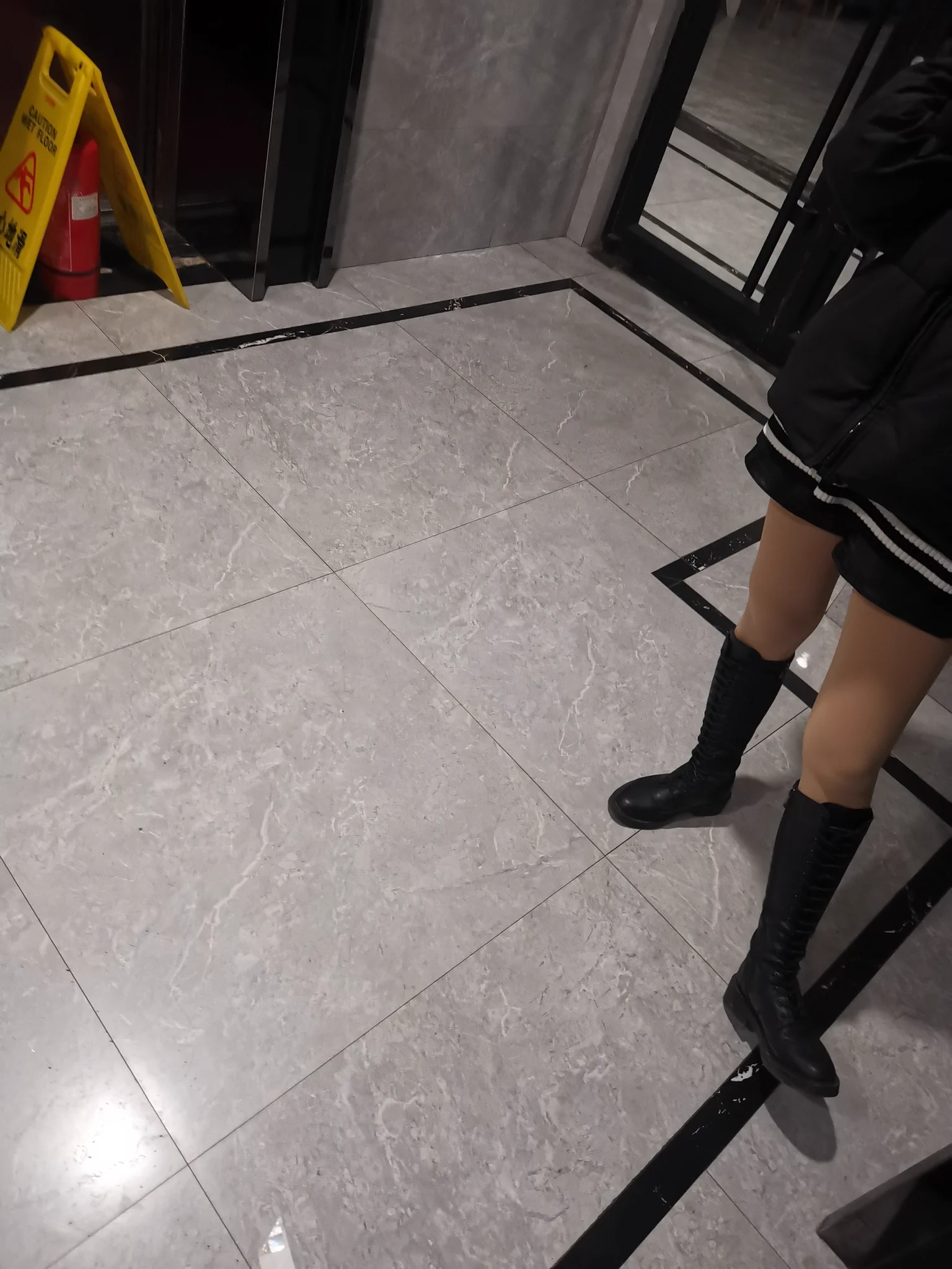 遛狗的骚货！#扫楼 https://t.co/fDs9QdyhHn