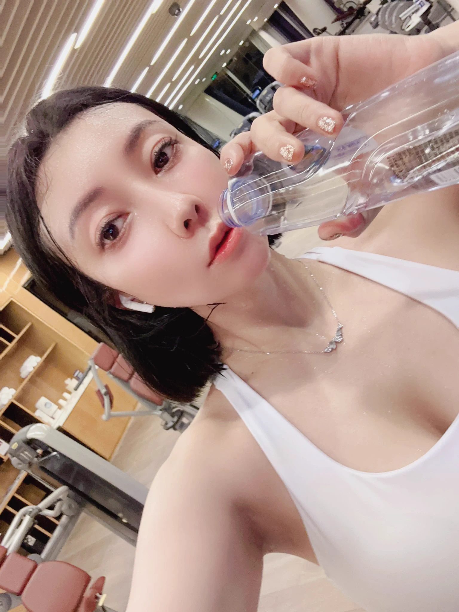 穿着基普乔格同款鞋鞋去健身房，被问是不是会崴脚，目前跑步机十几公里完全不会崴脚，公路跑还没尝试，今天4公里，🐌一点点在进步吧。新年希望健康快乐吧，来自一直小阴人儿的健身执念！@guoer0212 https://t.co/lzz2btA09C