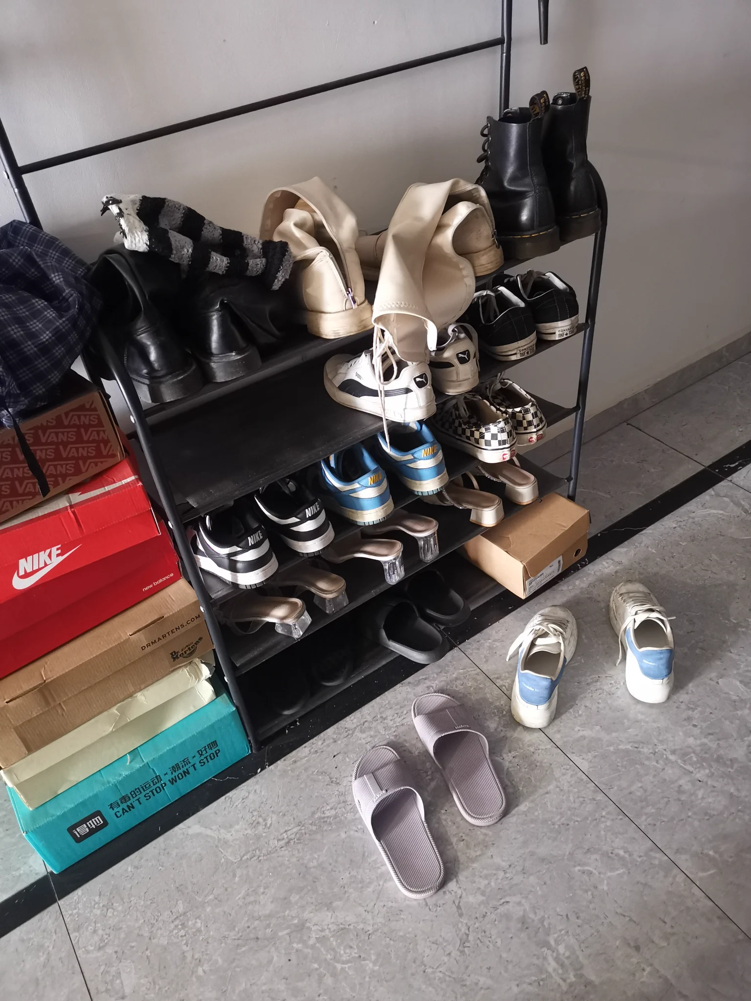 一直对白靴小姐姐念念不忘，今天白天再次光顾，小姐姐昨天穿了一天的麦昆放在那里，今天穿的黑色烟筒靴，最后还是保养在了白色长靴上，保养图尺度过大就不发了！#扫楼 https://t.co/HLn29EnpjA