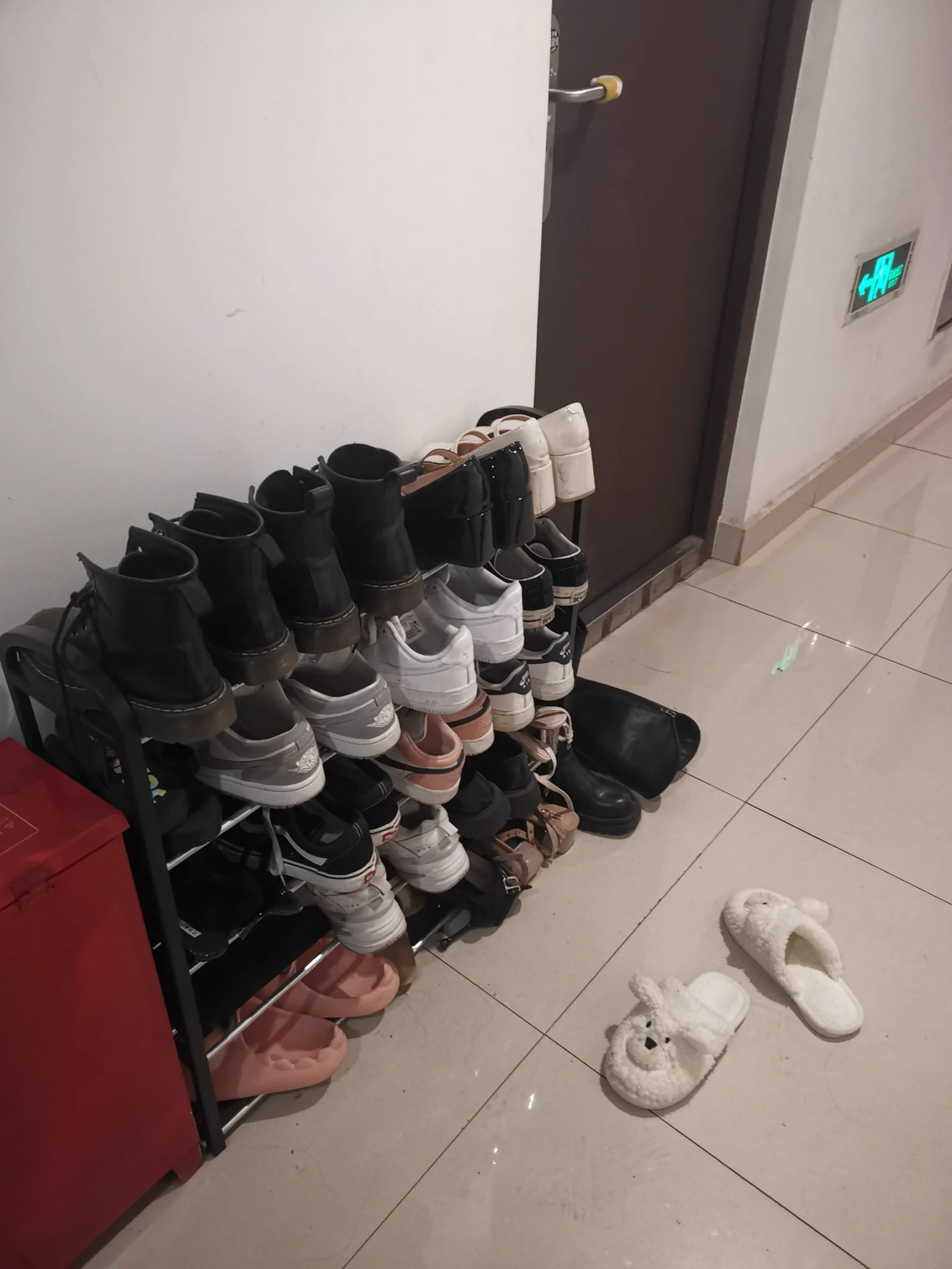 图1图2就是我最喜欢的鞋架，各种AJ，M2K，烟筒靴，长靴，马丁靴，JK皮鞋，鞋子里都是香香的，一看就知道是个美女！真是个宝藏圣地！#扫楼 #打胶 https://t.co/jKsa3i0sTG