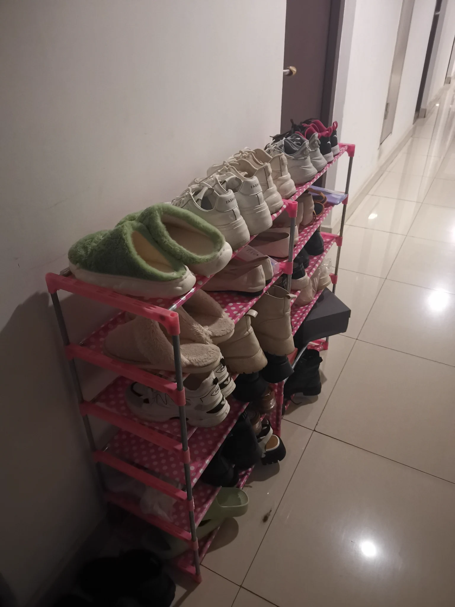 图1图2就是我最喜欢的鞋架，各种AJ，M2K，烟筒靴，长靴，马丁靴，JK皮鞋，鞋子里都是香香的，一看就知道是个美女！真是个宝藏圣地！#扫楼 #打胶 https://t.co/jKsa3i0sTG