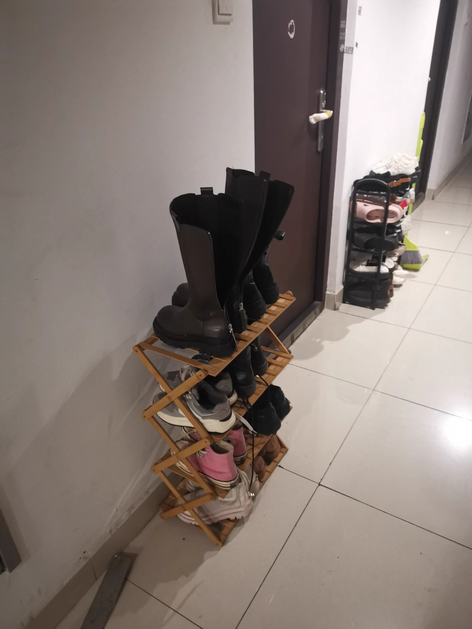 图1图2就是我最喜欢的鞋架，各种AJ，M2K，烟筒靴，长靴，马丁靴，JK皮鞋，鞋子里都是香香的，一看就知道是个美女！真是个宝藏圣地！#扫楼 #打胶 https://t.co/jKsa3i0sTG