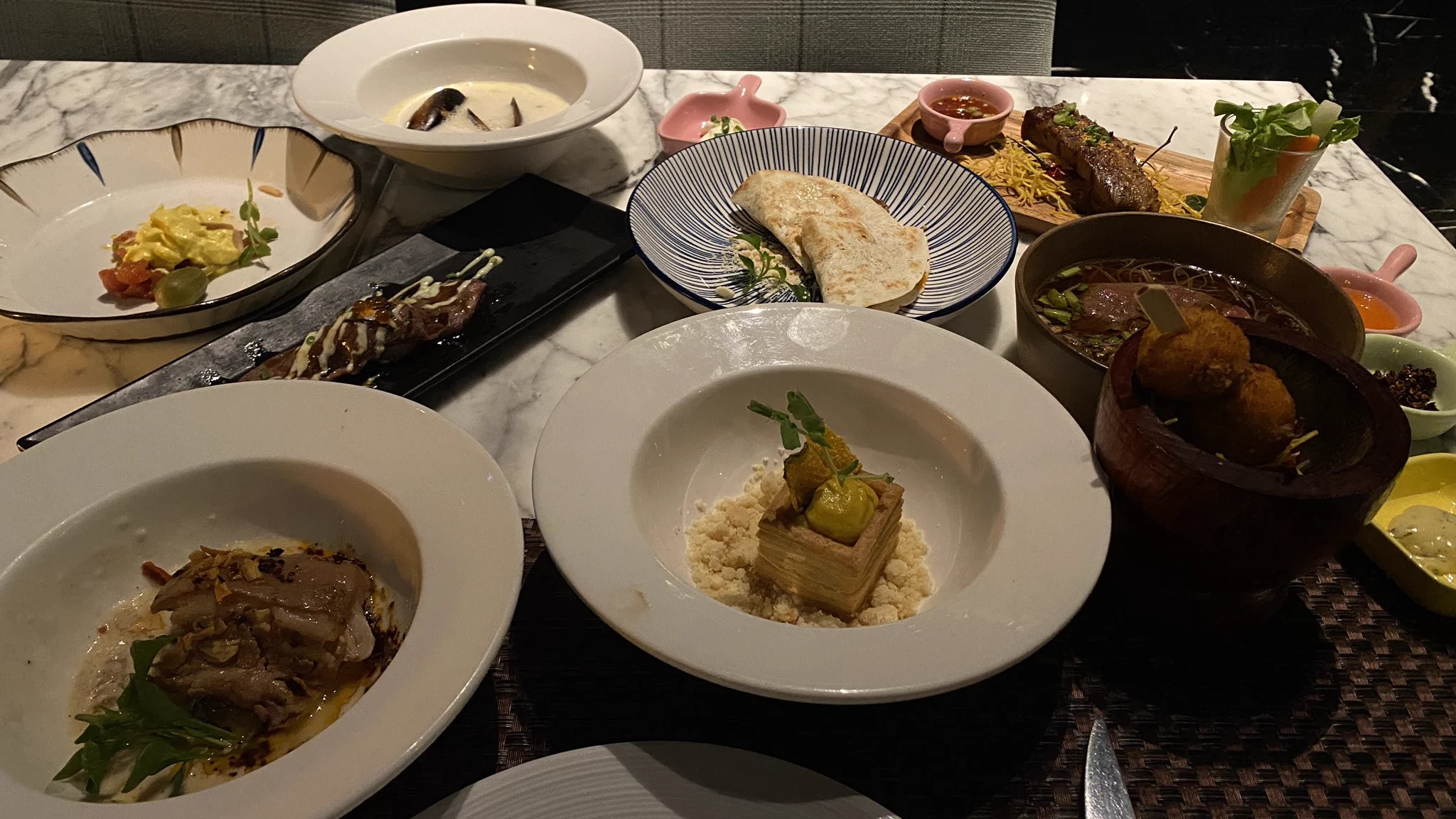 畅子今年年夜饭又是自己一个人吃 然后就会去选每样分量小小又多菜式的餐厅 希望一个人也能试很多道菜 https://t.co/vqUrDUuQAq