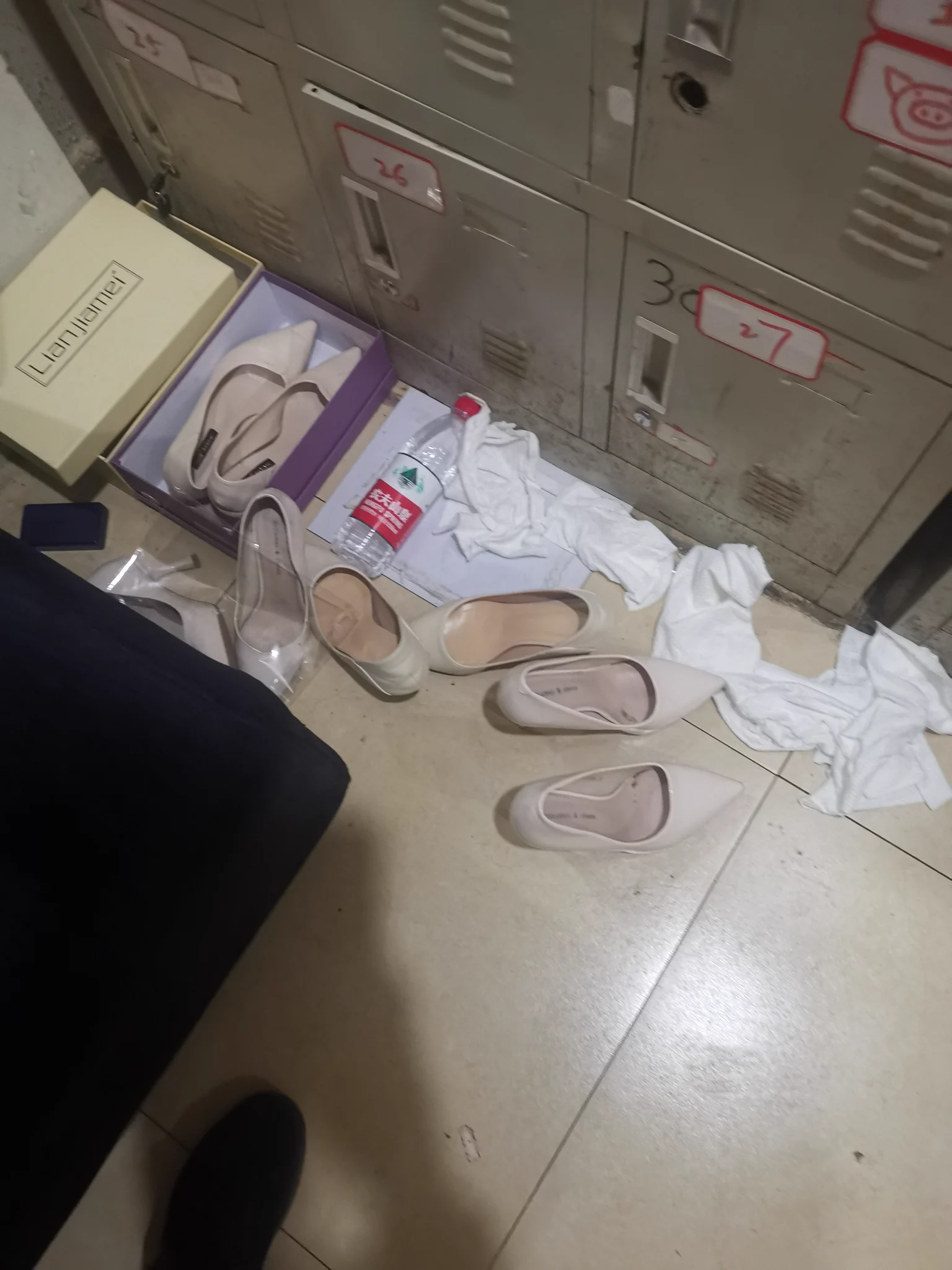 发现极品宝藏ktv更衣室，高跟鞋里都是香的，地上还有一双原味薄肉丝，脚部都已经穿硬了，味道也很足！过年福利，转发该推特并关注我，私信地址，免费送出这双肉丝，顺丰到付，先发先得！ https://t.co/wAWVw4S1J8