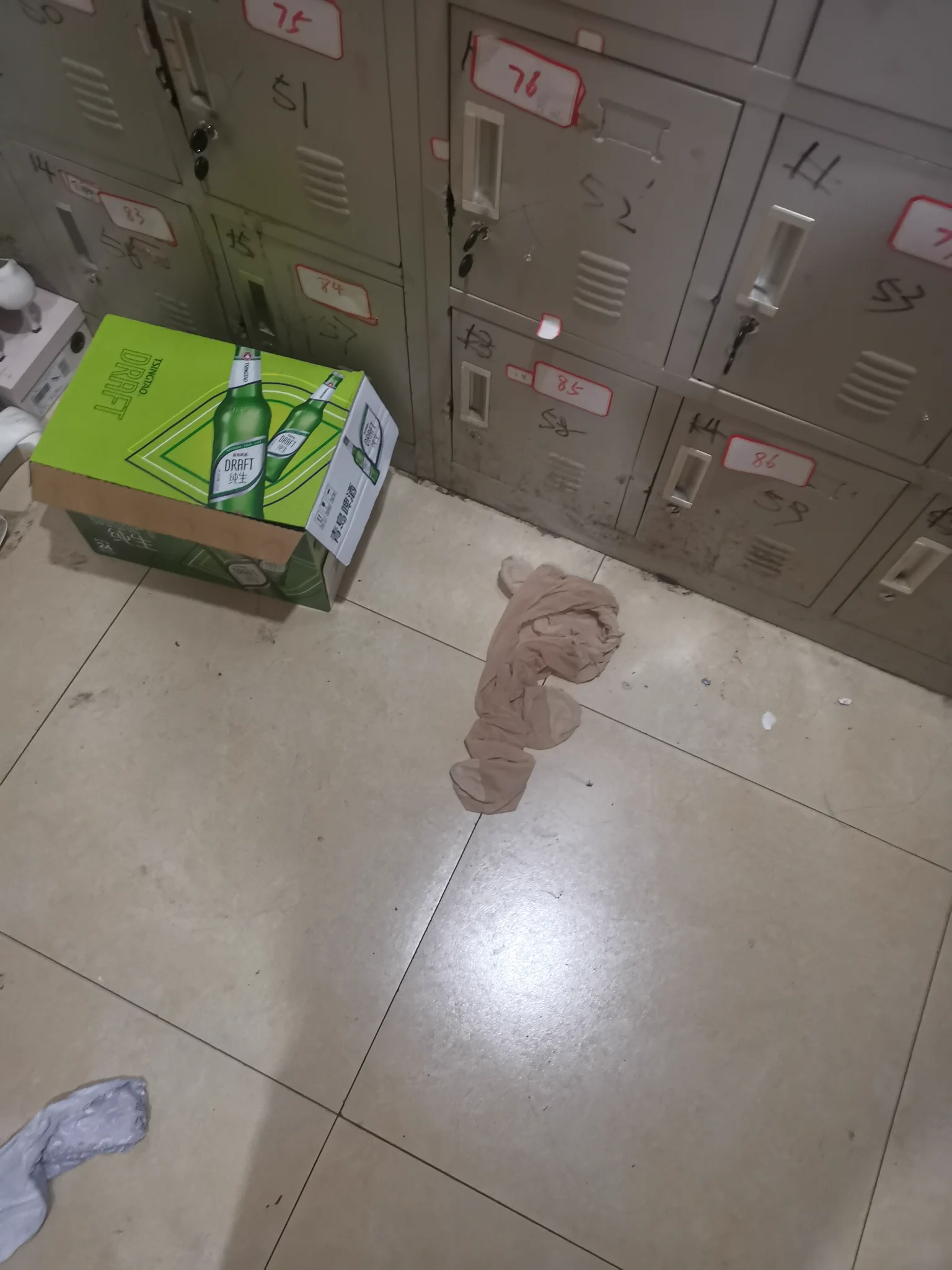 发现极品宝藏ktv更衣室，高跟鞋里都是香的，地上还有一双原味薄肉丝，脚部都已经穿硬了，味道也很足！过年福利，转发该推特并关注我，私信地址，免费送出这双肉丝，顺丰到付，先发先得！ https://t.co/wAWVw4S1J8