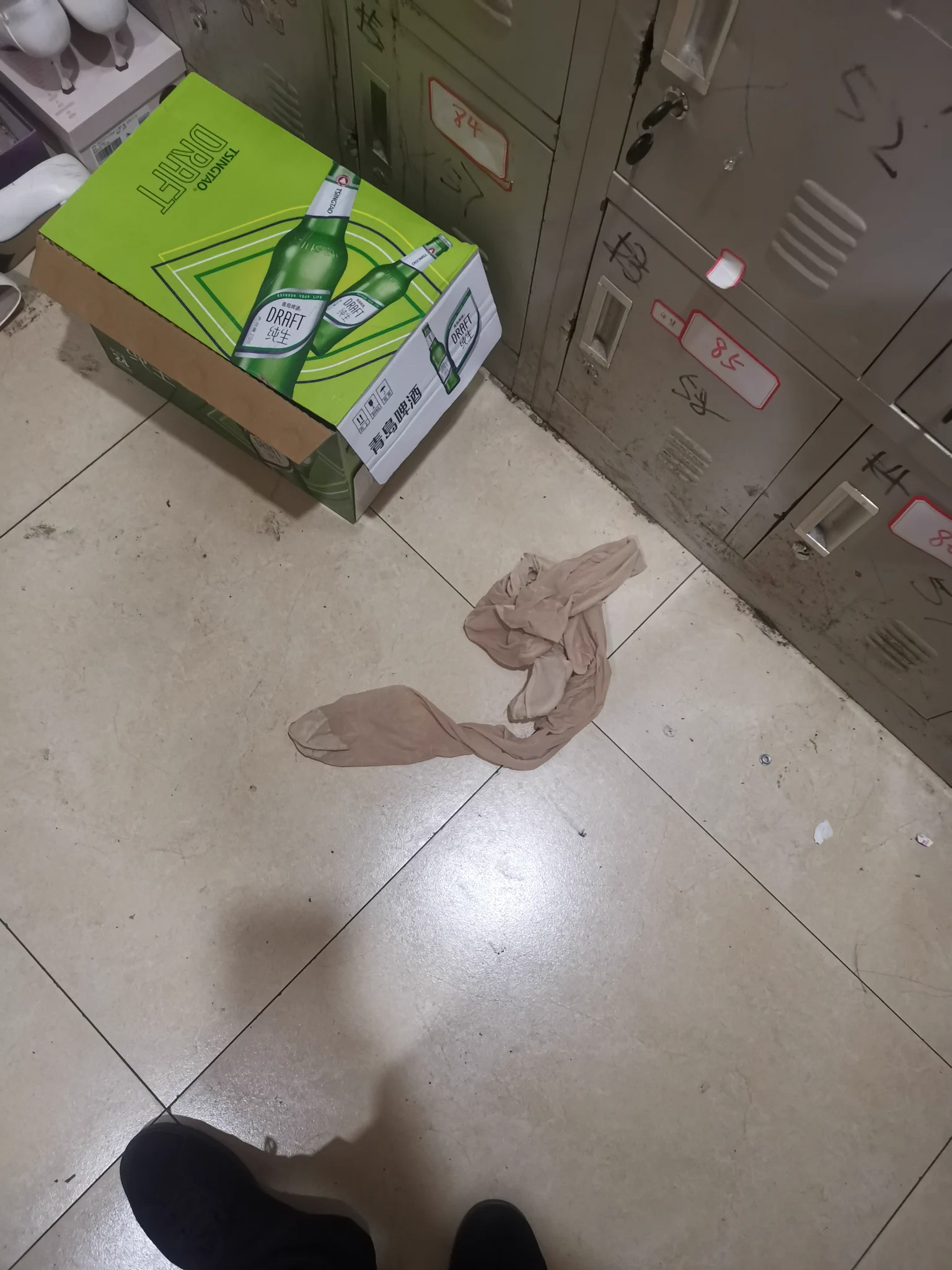 发现极品宝藏ktv更衣室，高跟鞋里都是香的，地上还有一双原味薄肉丝，脚部都已经穿硬了，味道也很足！过年福利，转发该推特并关注我，私信地址，免费送出这双肉丝，顺丰到付，先发先得！ https://t.co/wAWVw4S1J8
