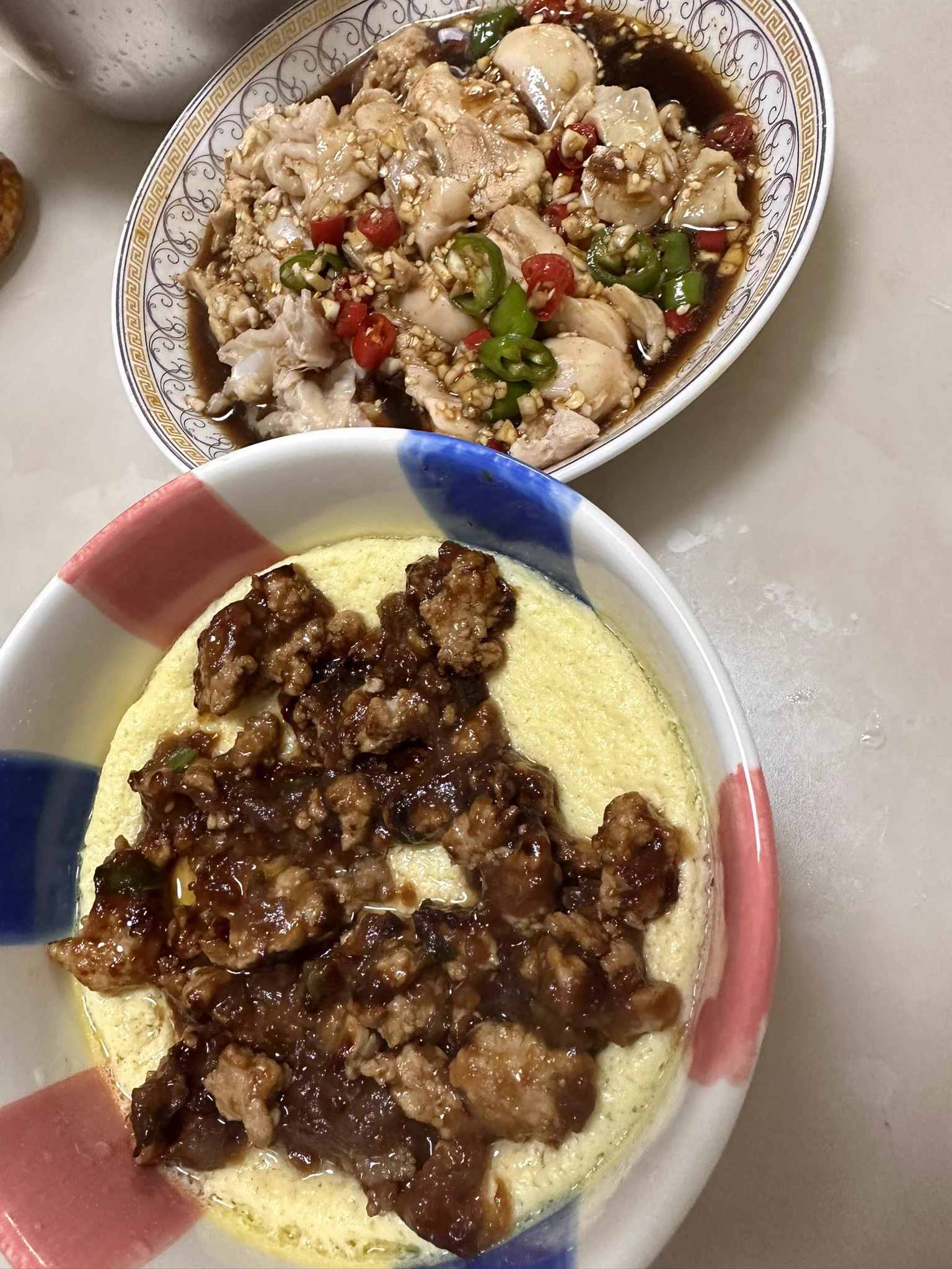 口水鸡比较成功，下次煮好捞起来的时候可以加一点茶油会更香。肉沫蒸蛋完全翻车了但是还能吃。 https://t.co/DTmDVTyHVT