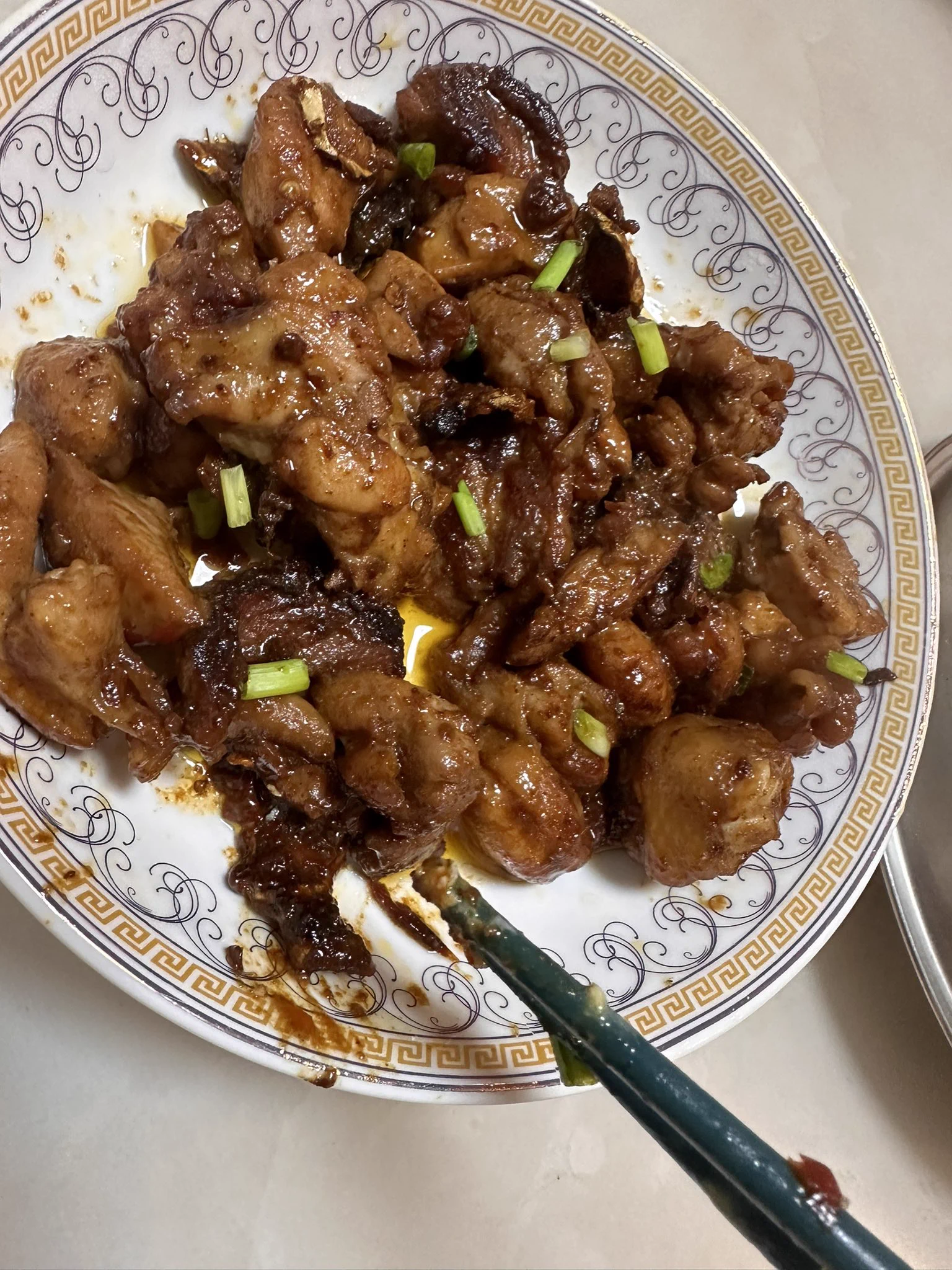 今天是葱油焖鸡（放多了酱油太咸了啊啊啊）还有肉沫炒鸡蛋，菜都还能接受，但是我快做完了发现忘记煲饭了。 https://t.co/MfT5ewHWrW