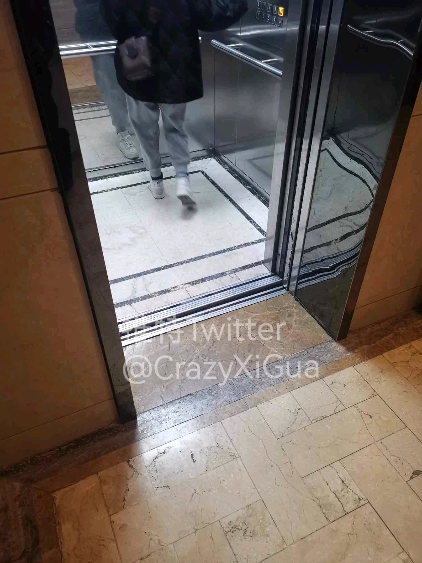 随着假期的结束，公寓也逐渐热闹起来。小姐姐行色匆匆的进了电梯，差点没拍到上脚图！在一楼确定了小姐姐的楼层之后，果断跟上，果然在走廊尽头发现了刚脱下来的鞋子，热乎乎的透着一股清香！关注我不错过每一次跟扫和现脱！#扫楼 #扫楼打胶 #射鞋 #打胶 https://t.co/lvnfxuTBn0