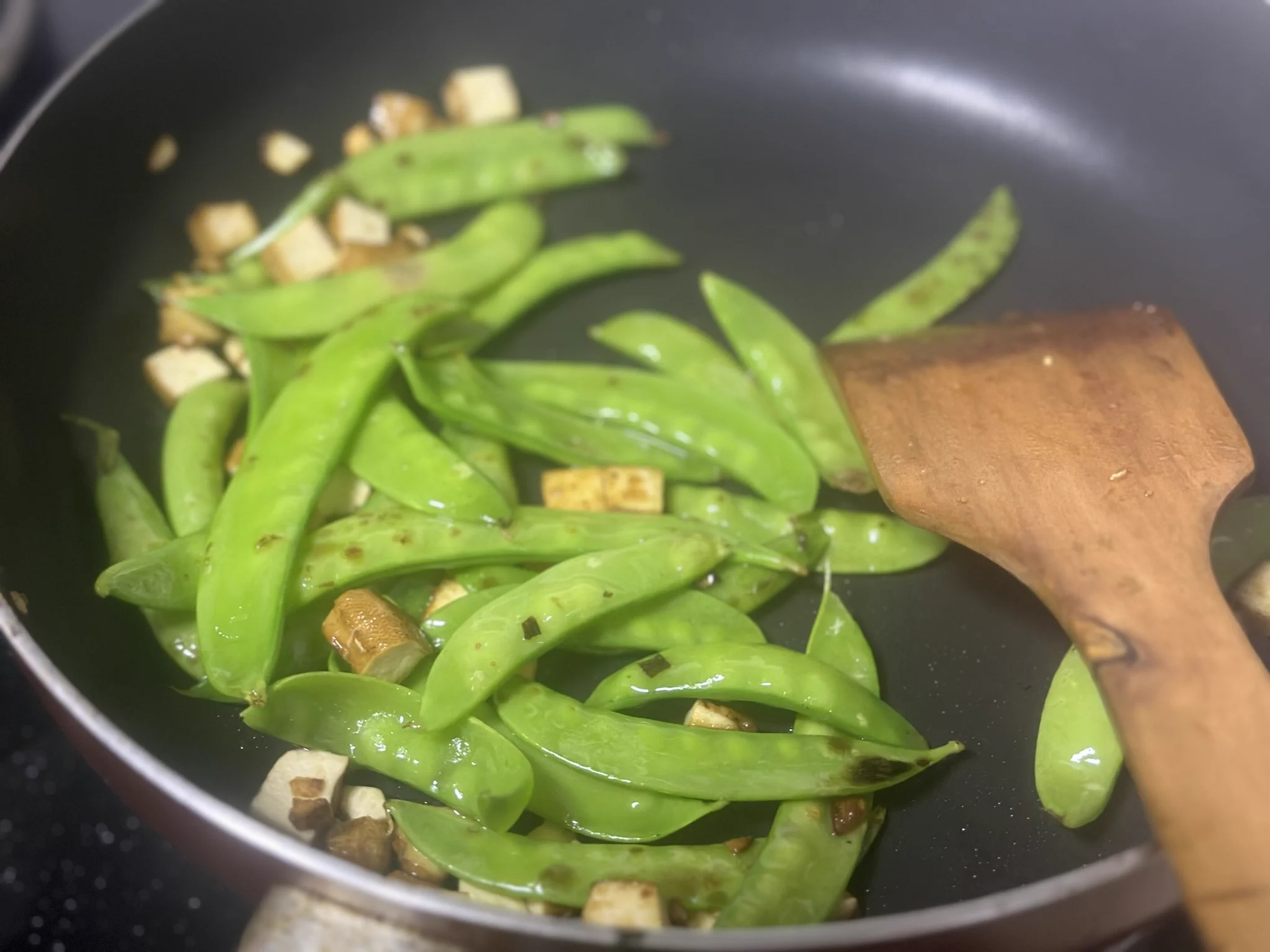 今天是宫保鸡丁和炒荷兰豆，因为第一次做蔬菜很不幸的忘记放盐了，宫保鸡丁好香好香好下饭。 https://t.co/QxX9EbzZe9