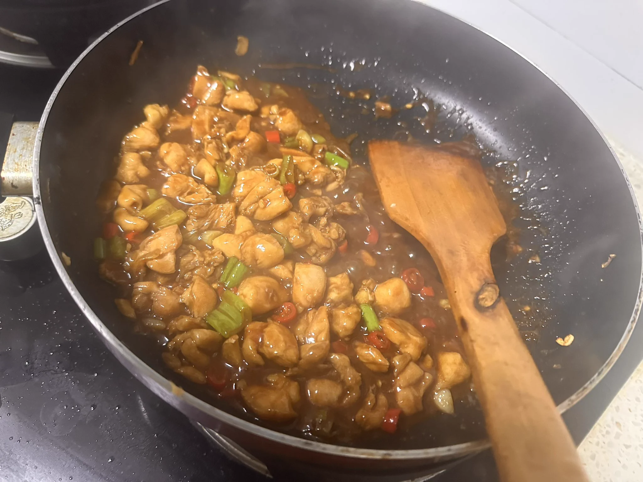 今天是宫保鸡丁和炒荷兰豆，因为第一次做蔬菜很不幸的忘记放盐了，宫保鸡丁好香好香好下饭。 https://t.co/QxX9EbzZe9