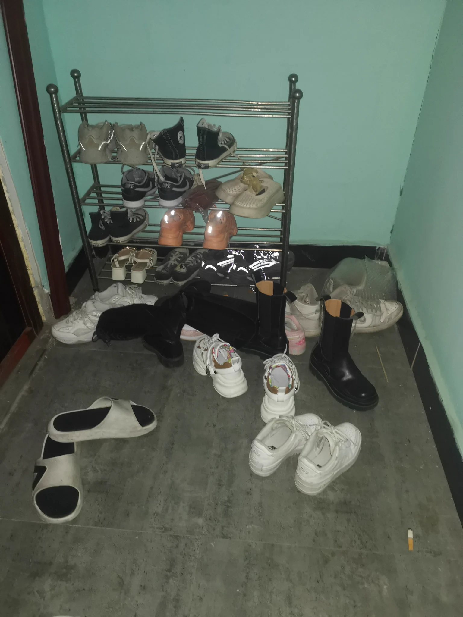这户从外面的鞋子就可以判断出肯定会是个美女！过年最大的好处就是可以肆无忌惮的跪在别人家门口毫无顾忌的发射，幻想着小姐姐穿着鞋踩你的样子，羞辱感上头后喷薄而出！#扫楼 #打胶 https://t.co/tRH1OkYppp