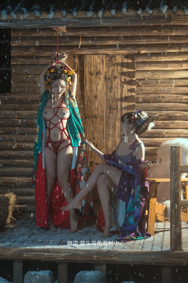 我要把我一切的苦痛
惯入一句单独的话语
我把它交给了雪花
让雪花载它而去
在满藏苦痛的话语
被雪花带到你的身旁
不论何时何地
总在你的耳边喧嚷
等到你夜来安寝
刚要闭上你的眼睛
我的话语就要跟随你
直入深深的梦境

绿:@Naitaotaoya
紫:@Xansoon

摄影后期策划:云溪

收录于花吟系列，详情见置顶 https://t.co/cIegUOKVWU