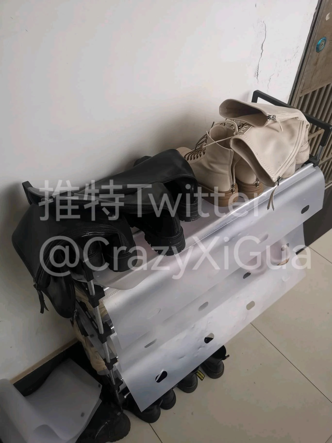 过年期间作品，小姐姐回家了，门口鞋架上眼花缭乱的几双靴子让人欲罢不能。最后选了一双黑色的，拿到楼道狠狠的保养了一番！#扫楼 #打胶 #射鞋 #扫楼打胶 https://t.co/1J81Oawp1r