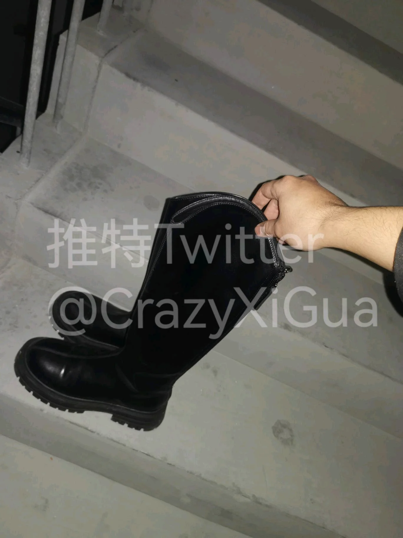 过年期间作品，小姐姐回家了，门口鞋架上眼花缭乱的几双靴子让人欲罢不能。最后选了一双黑色的，拿到楼道狠狠的保养了一番！#扫楼 #打胶 #射鞋 #扫楼打胶 https://t.co/1J81Oawp1r