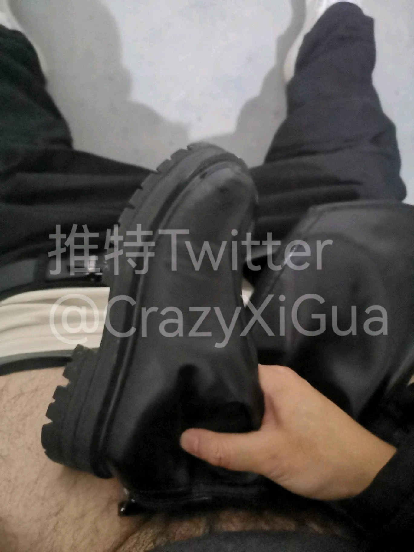 过年期间作品，小姐姐回家了，门口鞋架上眼花缭乱的几双靴子让人欲罢不能。最后选了一双黑色的，拿到楼道狠狠的保养了一番！#扫楼 #打胶 #射鞋 #扫楼打胶 https://t.co/1J81Oawp1r