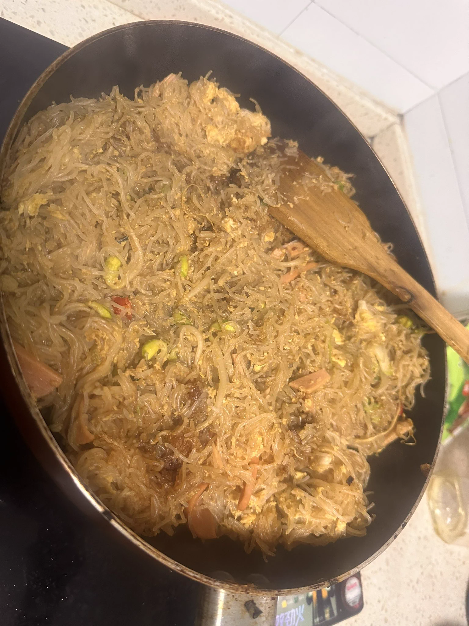 久违的失败成品，因为酱油加多了没放盐结果做出来盐少了，而且粉泡烂了我又是中途加的鸡蛋，结果粉变烂了。不过炒米粉这种简单的食物容错率很高，哪怕做成这个吊样，也很香，就是丑丑的。 https://t.co/EUJQ1ZXkDL