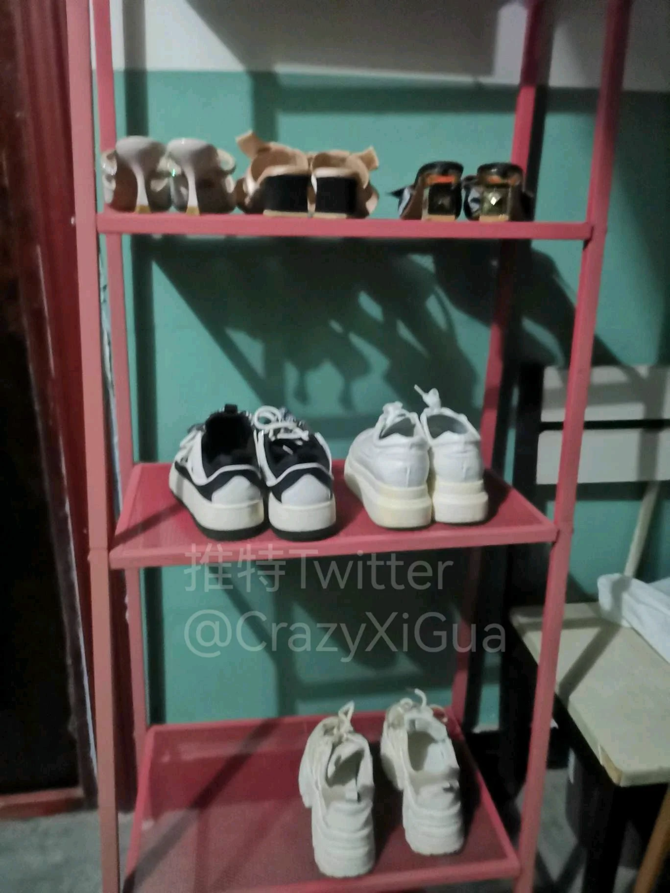 又来到夜店小姐姐家门口回访，人已经回来了，屋子里还有说话的声音，不敢太放肆，只能拍了下门口的鞋，第二张图老爹鞋里面香香的，争取下次玩个现脱！#扫楼 #打胶 #射鞋 https://t.co/TSFqDcJBxp