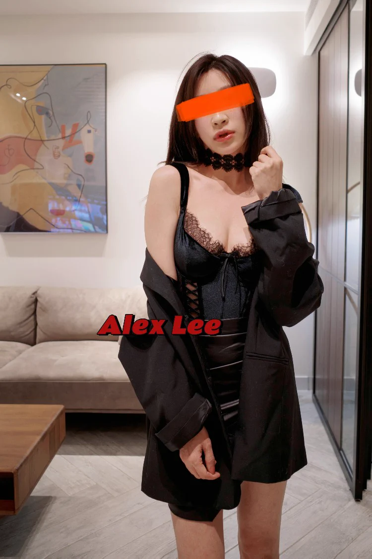 不算是拍的好的作品，但是女友的样子很美。小酌后的女友，面颊绯红，身体的皮肤也泛着红晕，眼神迷蒙，戴着颈圈，穿着丝绒的束身衣和皮裙问我还要不要出去跳舞。女友还真的是可盐可甜。提前祝大家情人节快乐。#反差婊 #反差 #御姐 #性感 #sexy #victoriassecret https://t.co/XDCmfhQJhC