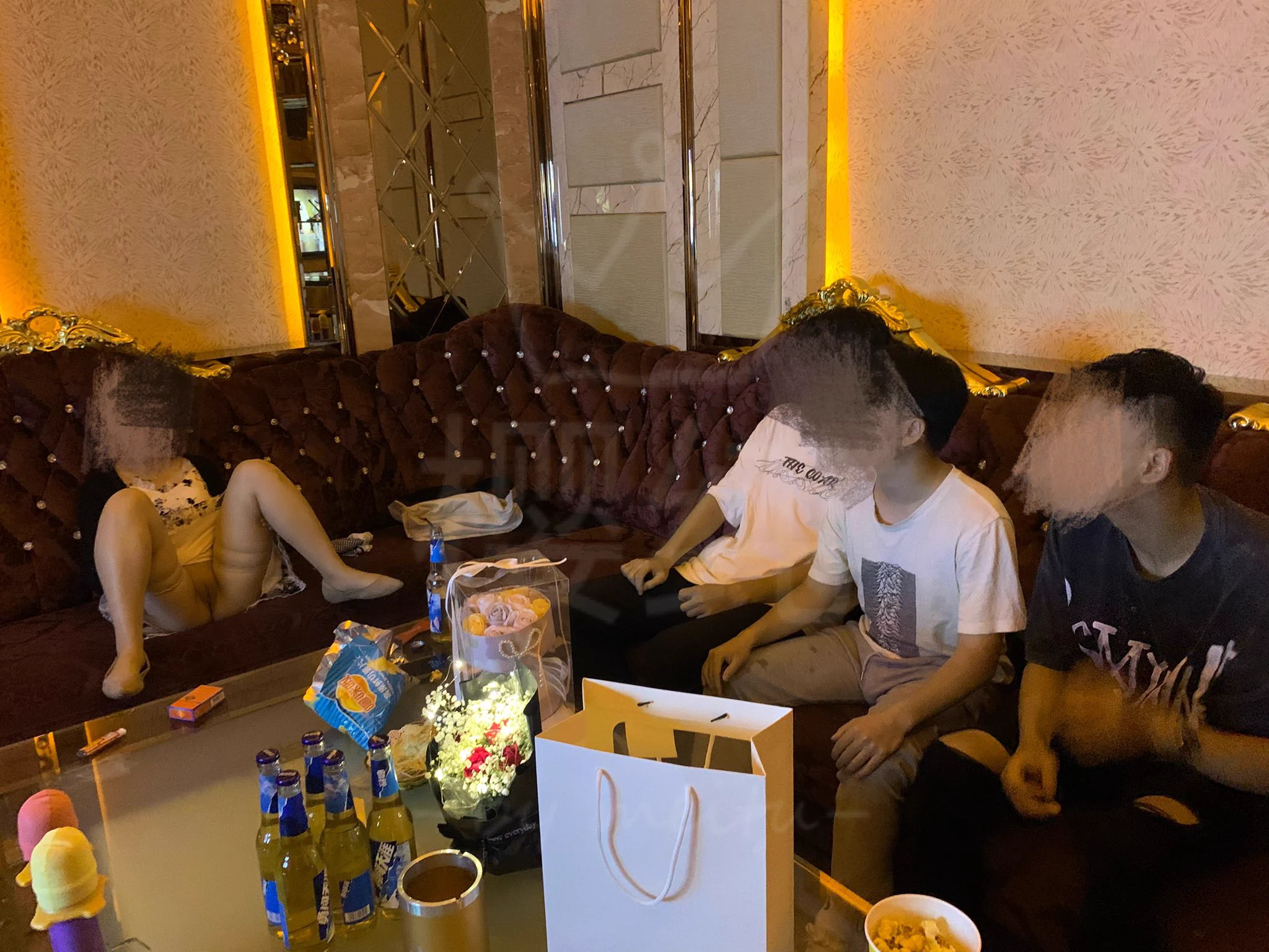 @MEIRIDZZ @meiridabi 约了三个在校学生给淫妻，结果三个男生不敢动手 https://t.co/QTJMicINKE