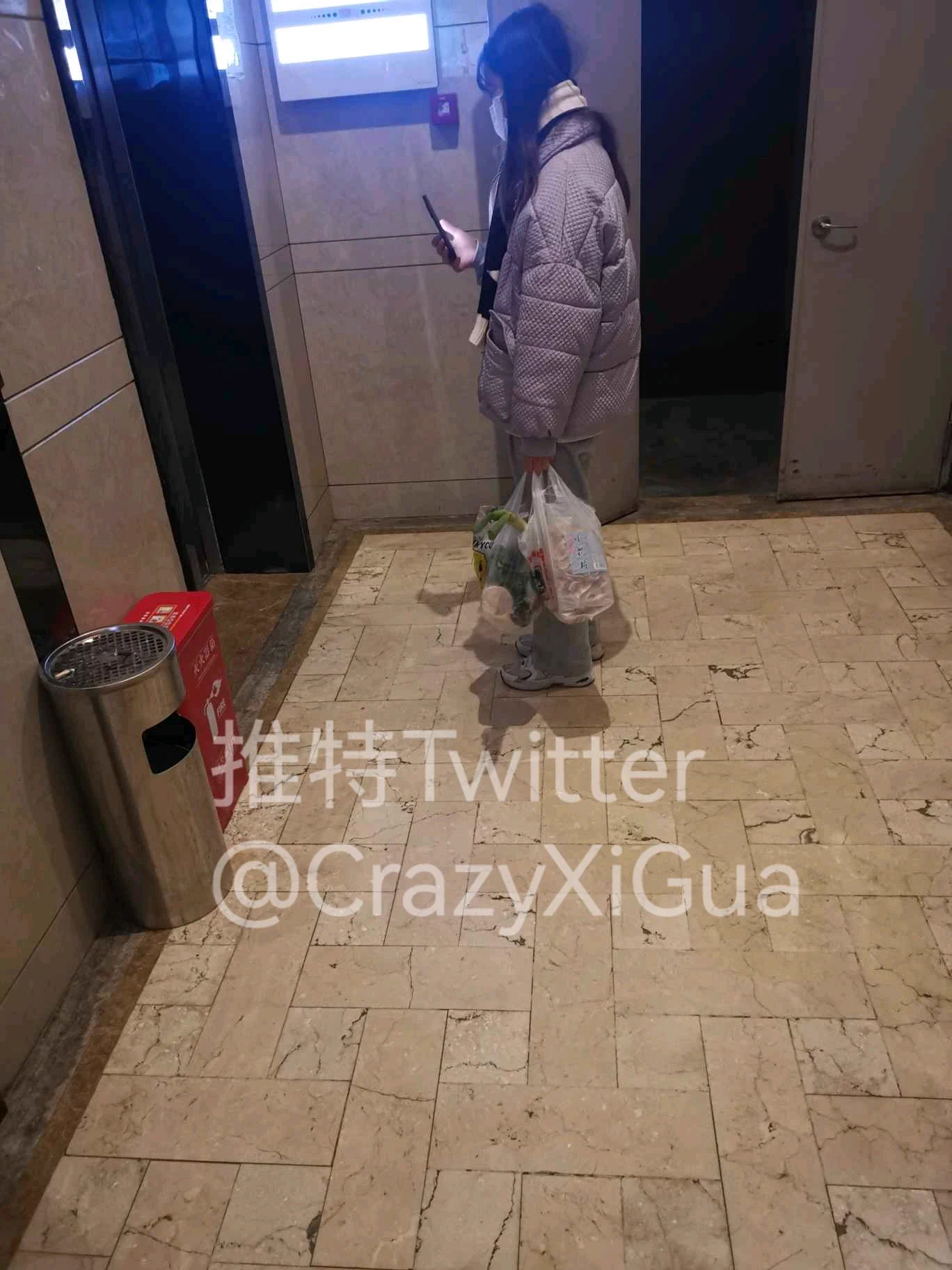 跟扫一个长得很像周冬雨的小姐姐的鞋子，这种网面的运动鞋有点存不住味，但还是不影响我闻到鞋里的阵阵清香！＃扫楼 ＃扫楼打胶 ＃射鞋 #打胶 https://t.co/kOwSe7swse