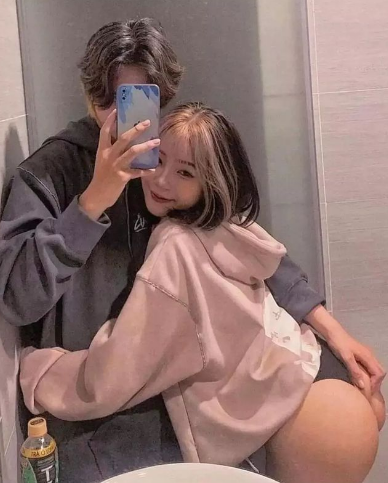 和小蓝鸟约的哥哥线下，非要拍一张摸我大屁股的，昨天太刺激啦！点赞里抽1个线下和你玩呀~#蜜桃臀 #萝莉 https://t.co/Sz3Zv1Pf97