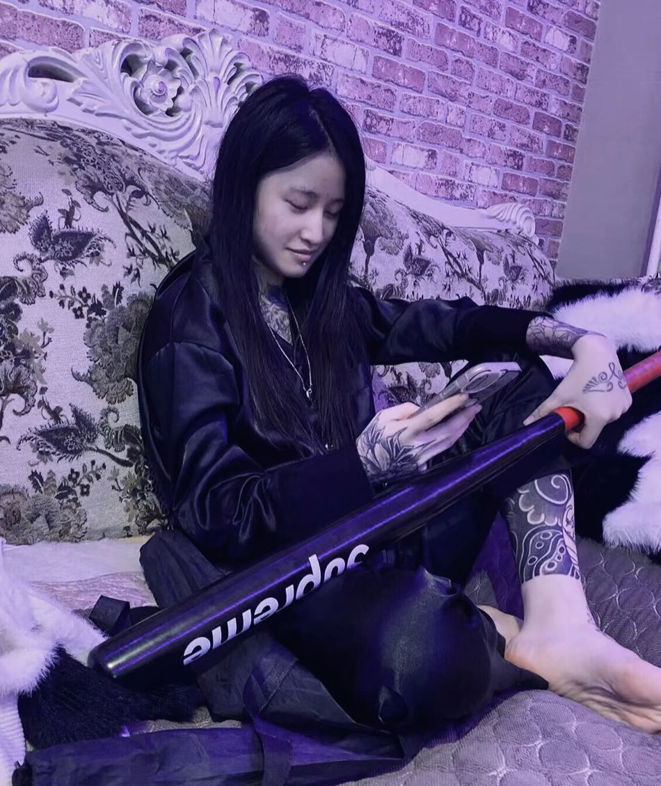 看见亲妈这么高贵拿着棒球棒的照片就控制不住想把脸贴在精神亲妈脚底投降上贡，不然要被打死了。

#精神小妹 #早泄 #atm奴 #女性崇拜 #无脑上供 #自毁 #绿帽 #脚奴 #足控 #素人开发 #原味 #冤种 #贱狗 #辱骂 #盯射 #脚奴 #舔狗 #反差 #榨精 #洗脑 #奴下奴 #白给 #太妹 https://t.co/llnvisb3pH