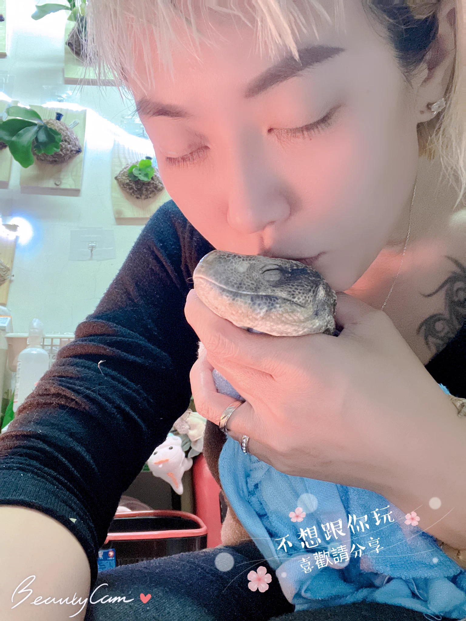 我叫睏寶（是隻草原巨蜥）為什麼呢？因為我超級愛睡，除了吃飯時間醒著，其他時間都在睡，媽咪會幫我泡澡完然後修修指甲我就能繼續好好睡💤#草原巨蜥目前應該有60cm持續長大中 https://t.co/bImtbLm0tQ