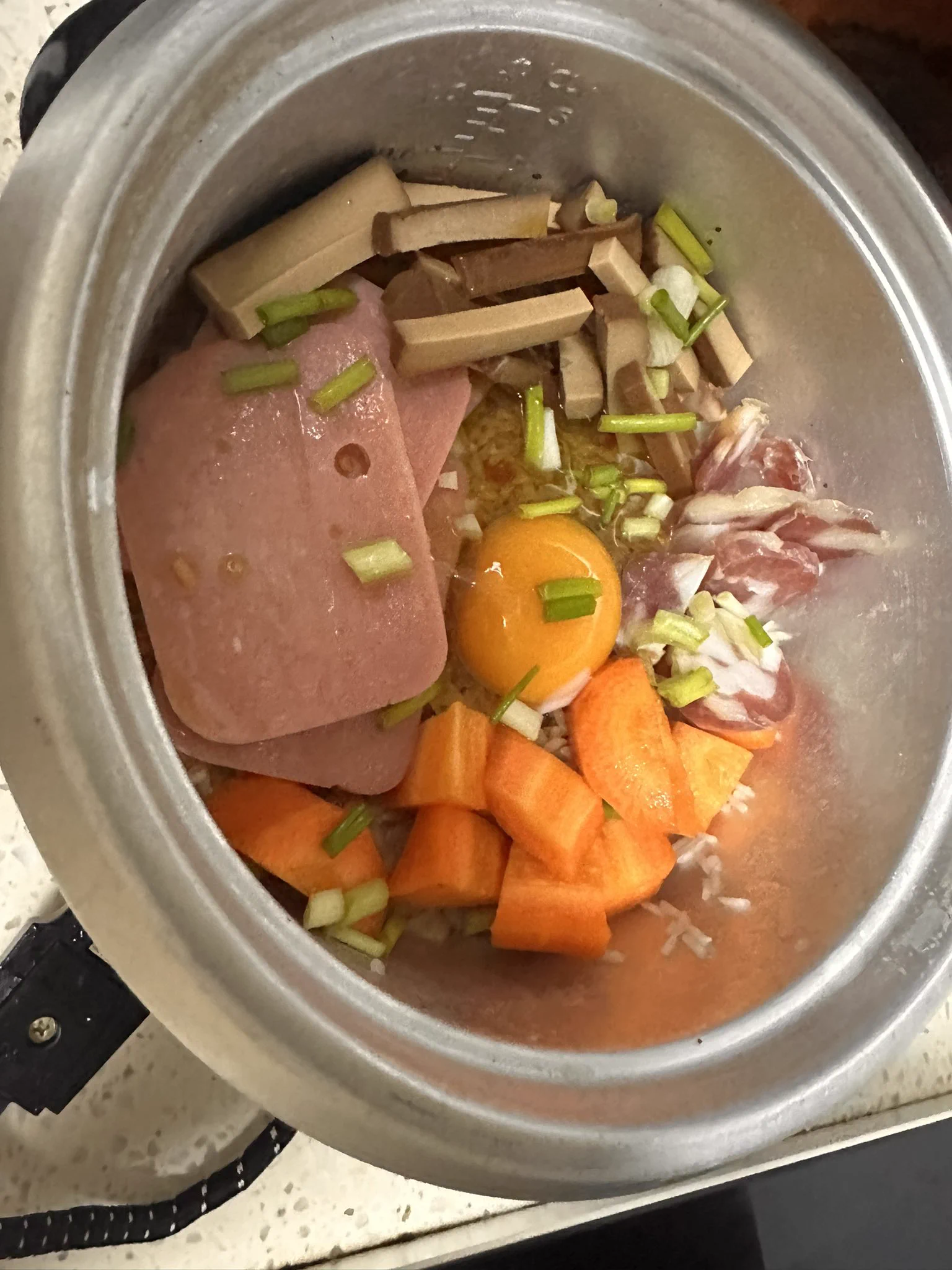 拿我的一人小电饭锅做了个焖饭，果不其然的胡萝卜没熟，但是无所谓我会出手，最后加了芝士片和一个咸鸭蛋挽救了晚饭，果然只要够香人连屎也可以吃 https://t.co/mzp5bxIR8H
