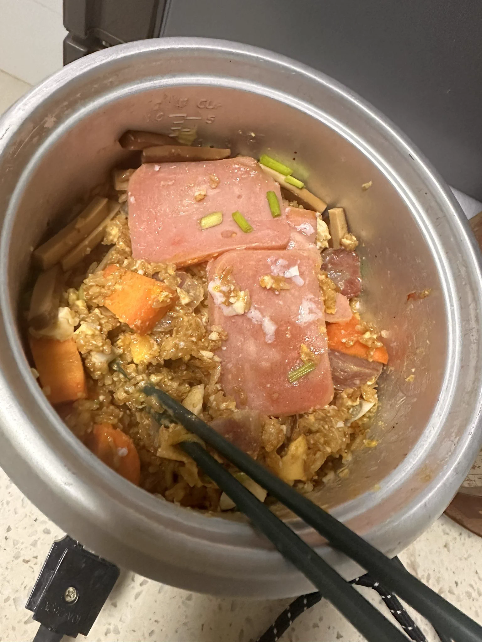 拿我的一人小电饭锅做了个焖饭，果不其然的胡萝卜没熟，但是无所谓我会出手，最后加了芝士片和一个咸鸭蛋挽救了晚饭，果然只要够香人连屎也可以吃 https://t.co/mzp5bxIR8H