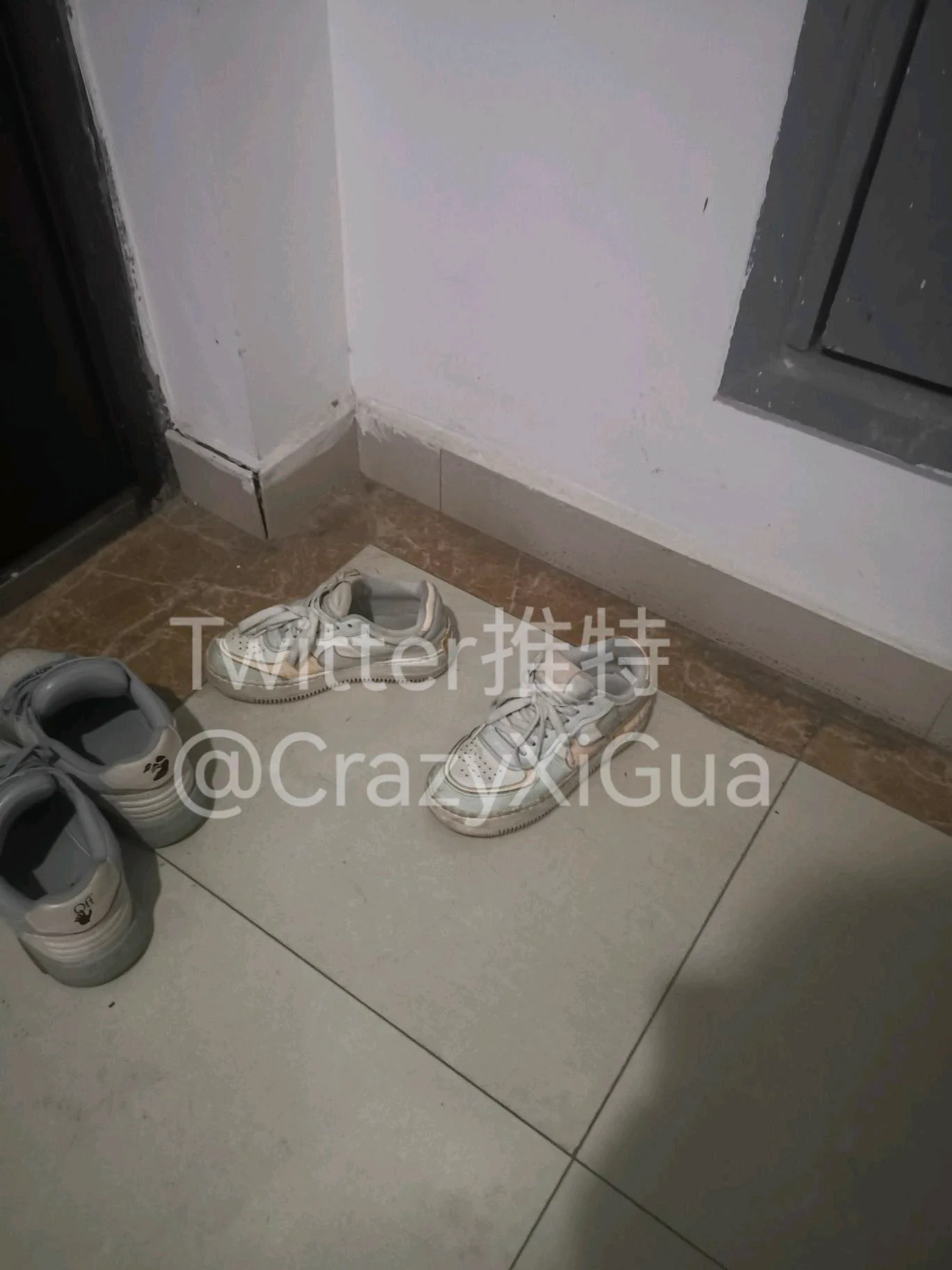 小姐姐的空军一号马卡龙，和男朋友一起回家，在15楼电梯门口正好碰到，长相很清秀的一个小姐姐，没想到鞋子这么脏。这几天一直在下雨，鞋子里的味道妙不可言，准备拿到楼梯间去享用一下！把玩图稍后奉上！#扫楼 #打胶 #扫楼打胶 #射鞋 https://t.co/16zPFfSbeB