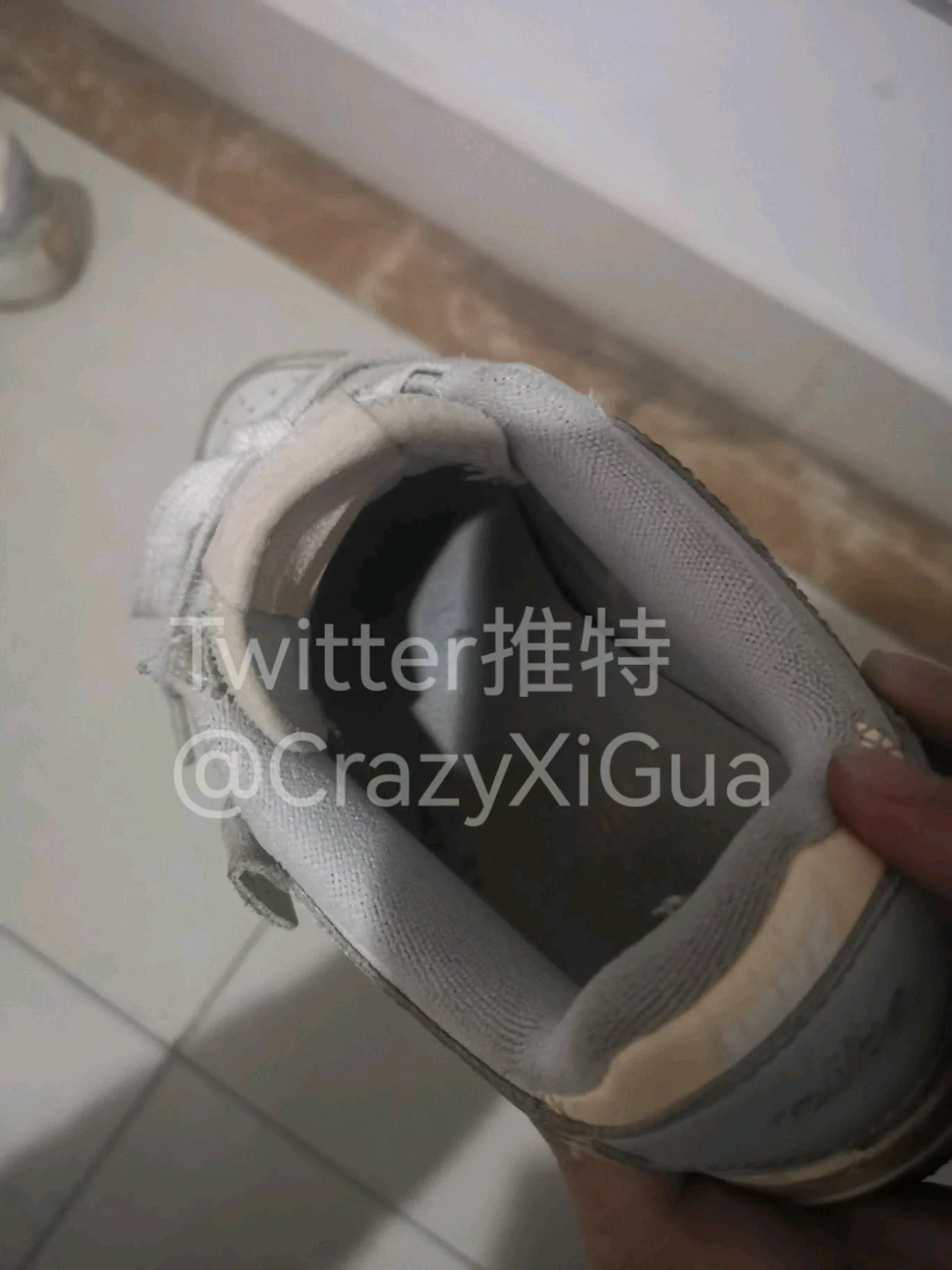 小姐姐的空军一号马卡龙，和男朋友一起回家，在15楼电梯门口正好碰到，长相很清秀的一个小姐姐，没想到鞋子这么脏。这几天一直在下雨，鞋子里的味道妙不可言，准备拿到楼梯间去享用一下！把玩图稍后奉上！#扫楼 #打胶 #扫楼打胶 #射鞋 https://t.co/16zPFfSbeB