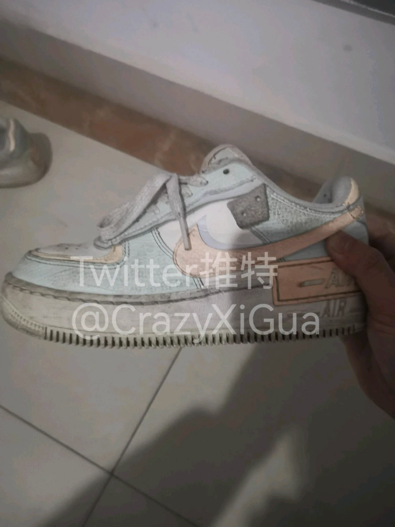 小姐姐的空军一号马卡龙，和男朋友一起回家，在15楼电梯门口正好碰到，长相很清秀的一个小姐姐，没想到鞋子这么脏。这几天一直在下雨，鞋子里的味道妙不可言，准备拿到楼梯间去享用一下！把玩图稍后奉上！#扫楼 #打胶 #扫楼打胶 #射鞋 https://t.co/16zPFfSbeB