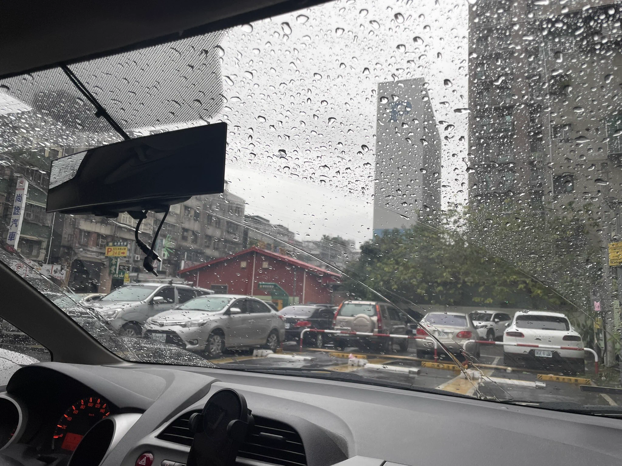 下雨了⋯⋯討厭下雨！還在上班！不過吃了一根好吃的棒棒糖精神滿滿！謝謝弟弟餵食 https://t.co/MhEoAeDumk