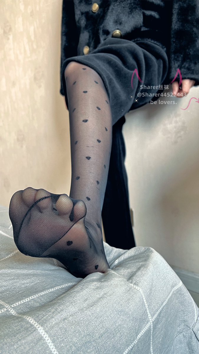 🎀再来个一分钟出片，勾脚，低头，对准脚….咔嚓！😊 多说一句， 我的推文风格偏日常，没有华丽的服装，没有高端大气的环境，就是日常…喜欢的跟紧了。
#裤里丝 #黑丝脚 #原味 https://t.co/ijHqLbq58c