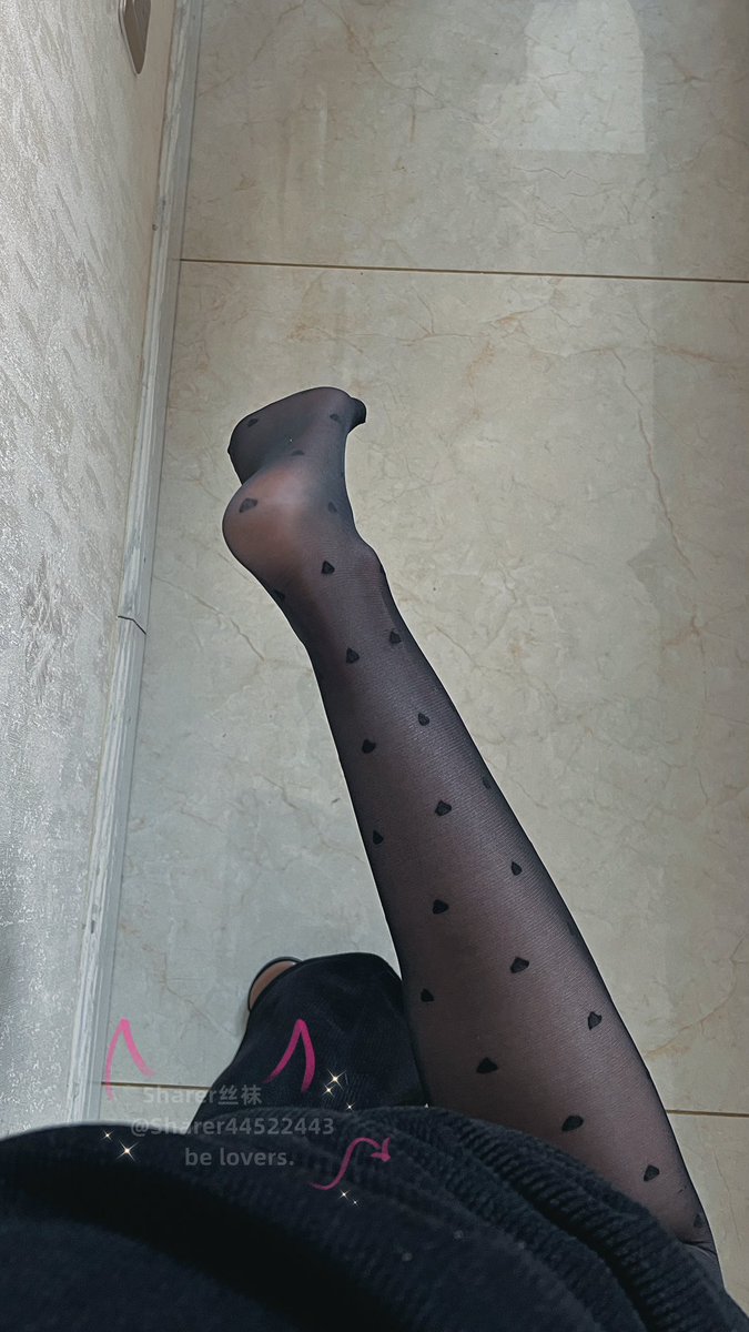🎀再来个一分钟出片，勾脚，低头，对准脚….咔嚓！😊 多说一句， 我的推文风格偏日常，没有华丽的服装，没有高端大气的环境，就是日常…喜欢的跟紧了。
#裤里丝 #黑丝脚 #原味 https://t.co/ijHqLbq58c