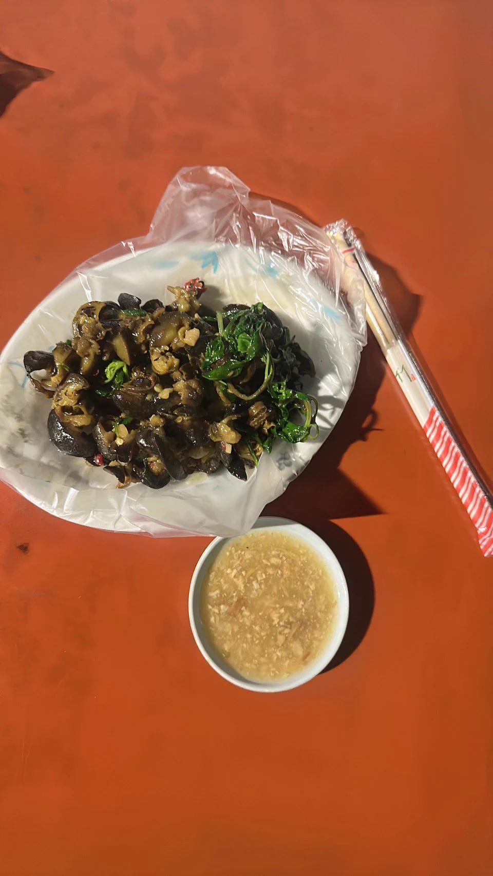 @startfromdawn 可惜沒早點看到，早點看到我就不去吃了，御香屋都是人結果招牌賣光了沒買到，只好買別的，林聰明等了一個多小時快兩小時吃了也覺得還好。但我發現一個超好吃的東西，如果有再去我一定會去吃☺️ https://t.co/4K5cUqjtda